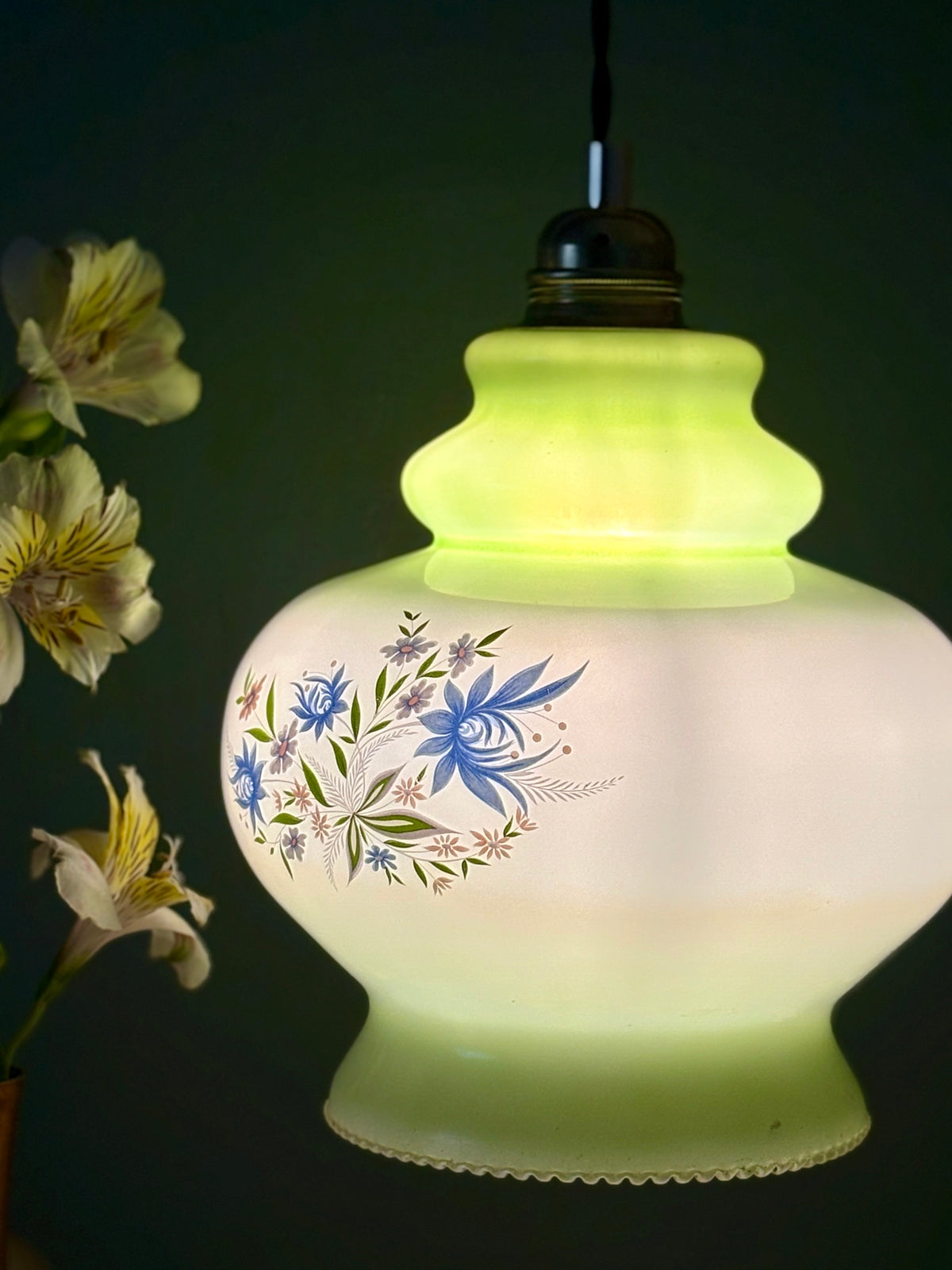 Suspension globe vintage en opaline blanche et verte
