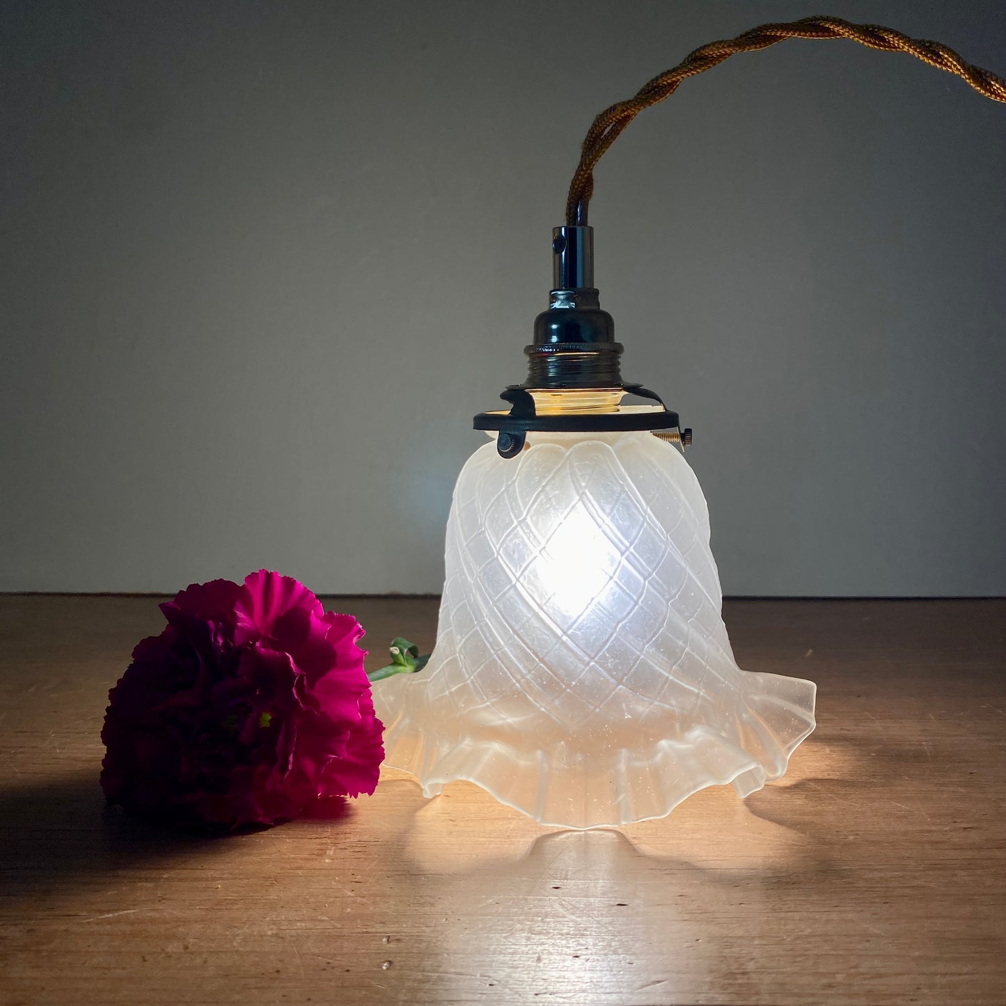 Baladeuse tulipe vintage en verre depoli