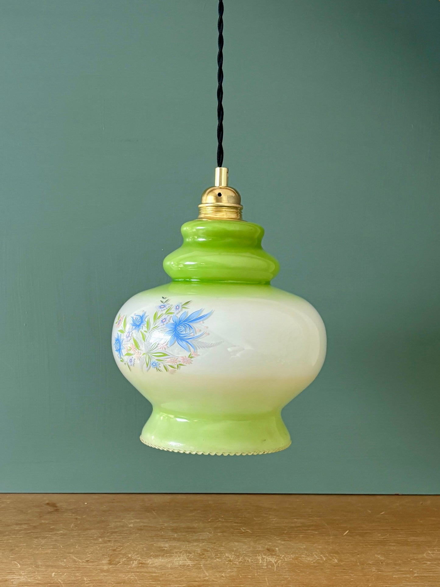 Suspension globe vintage en opaline blanche et verte