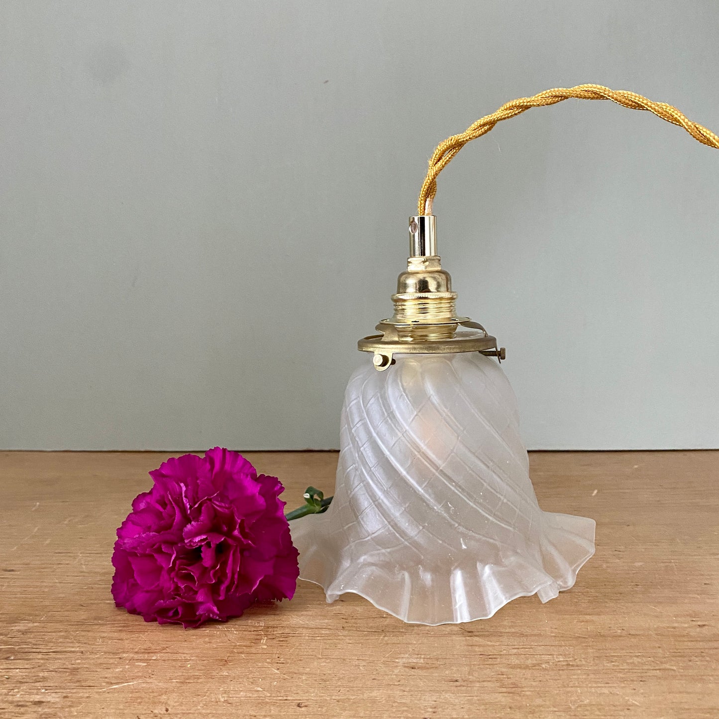 Baladeuse tulipe vintage en verre depoli