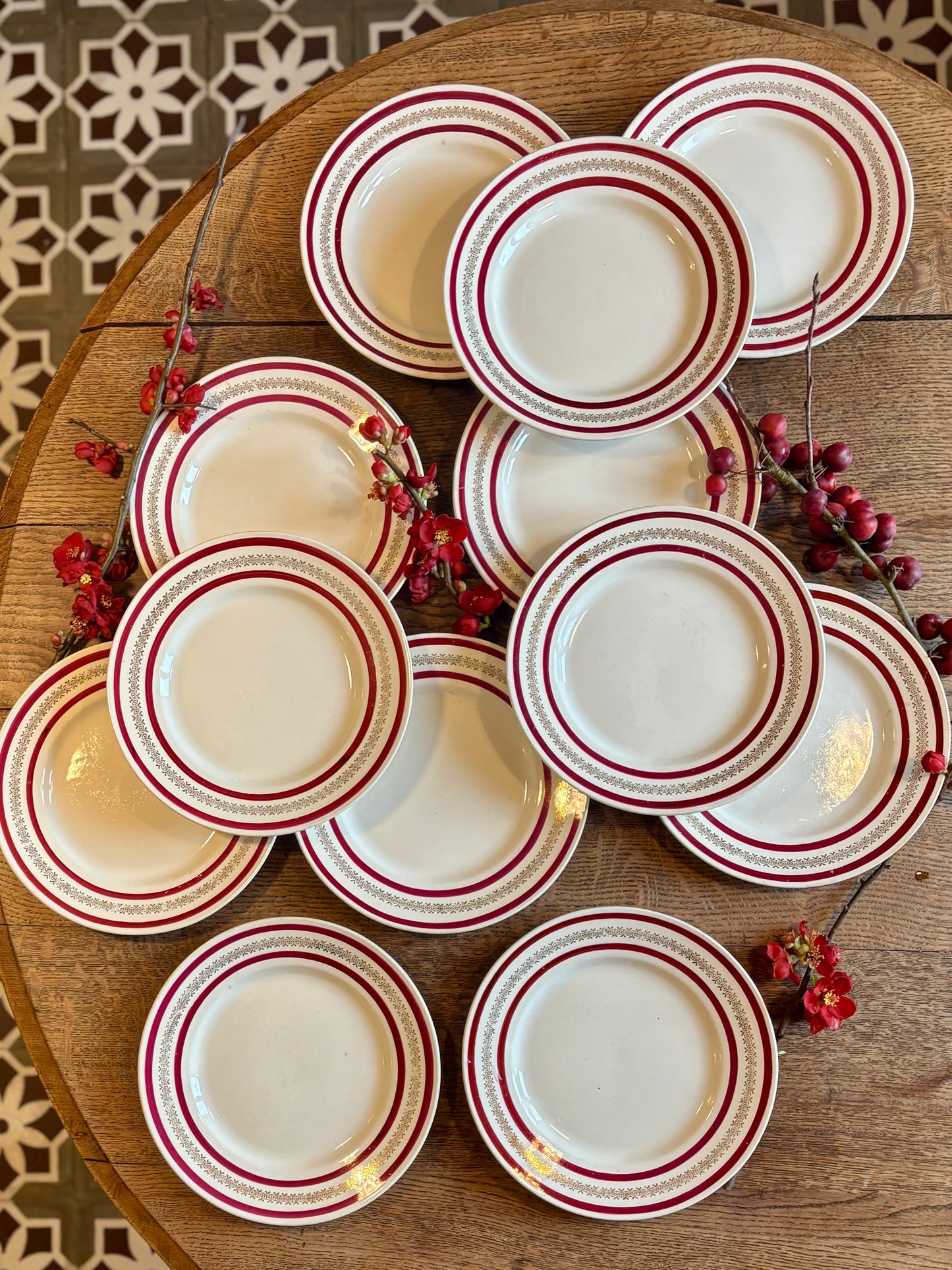 Lot de 12 assiettes plates anciennes Gien rouges et or