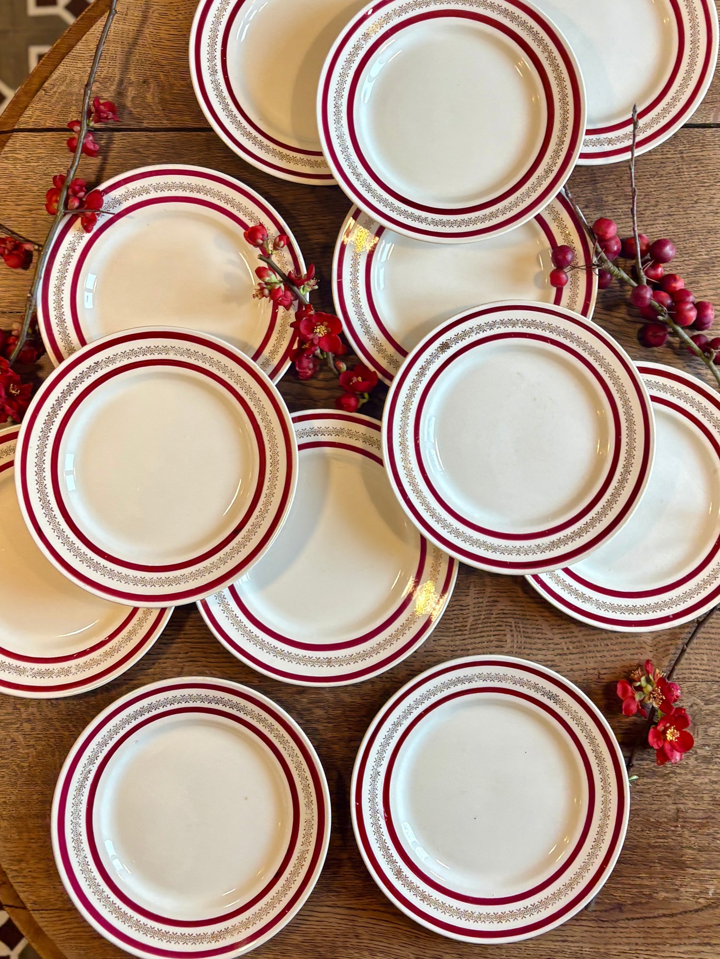 Lot de 12 assiettes plates anciennes Gien rouges et or