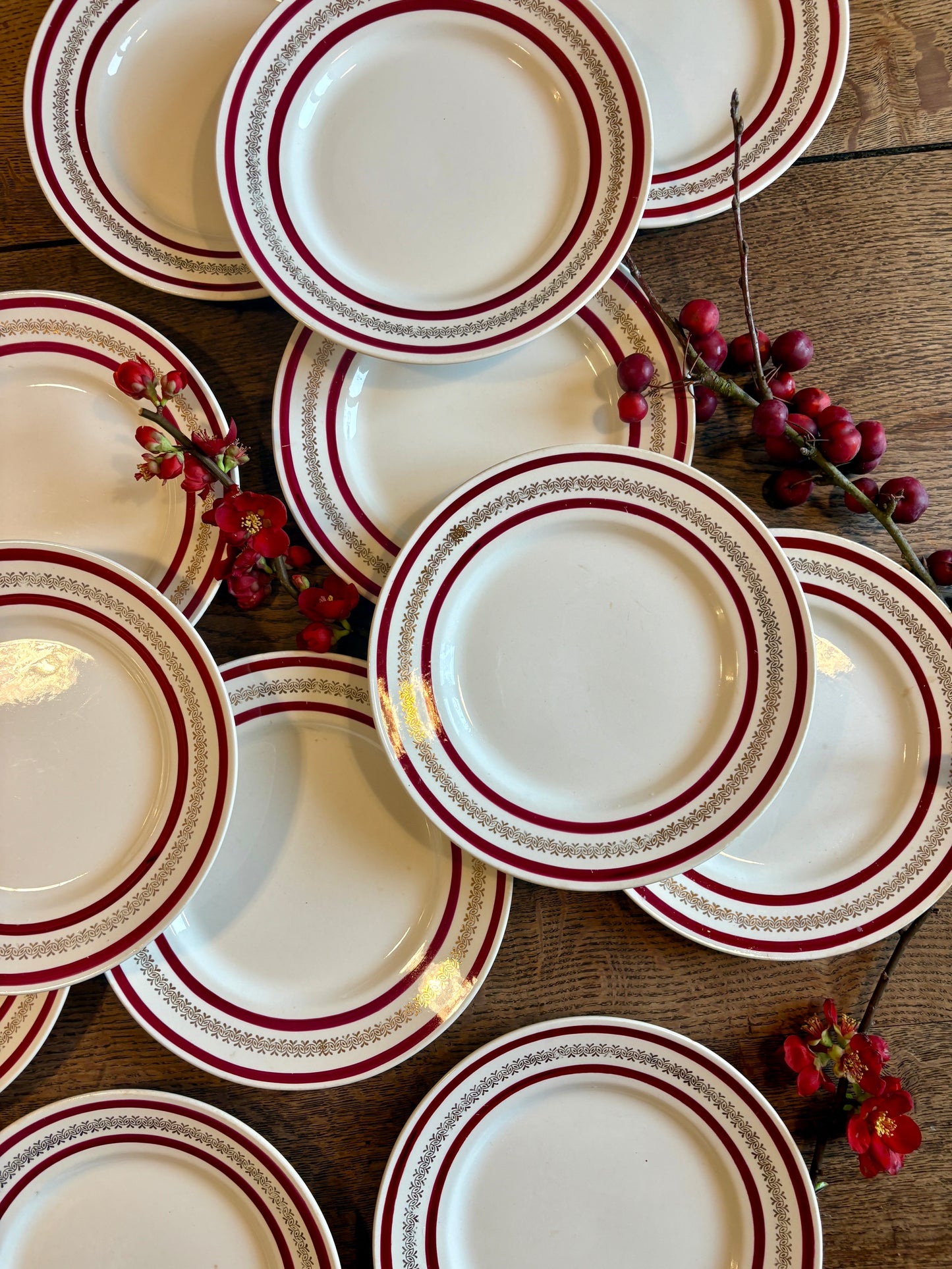 Lot de 12 assiettes plates anciennes Gien rouges et or