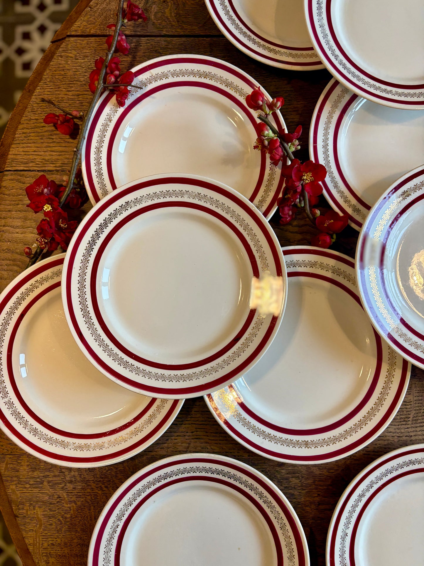 Lot de 12 assiettes plates anciennes Gien rouges et or