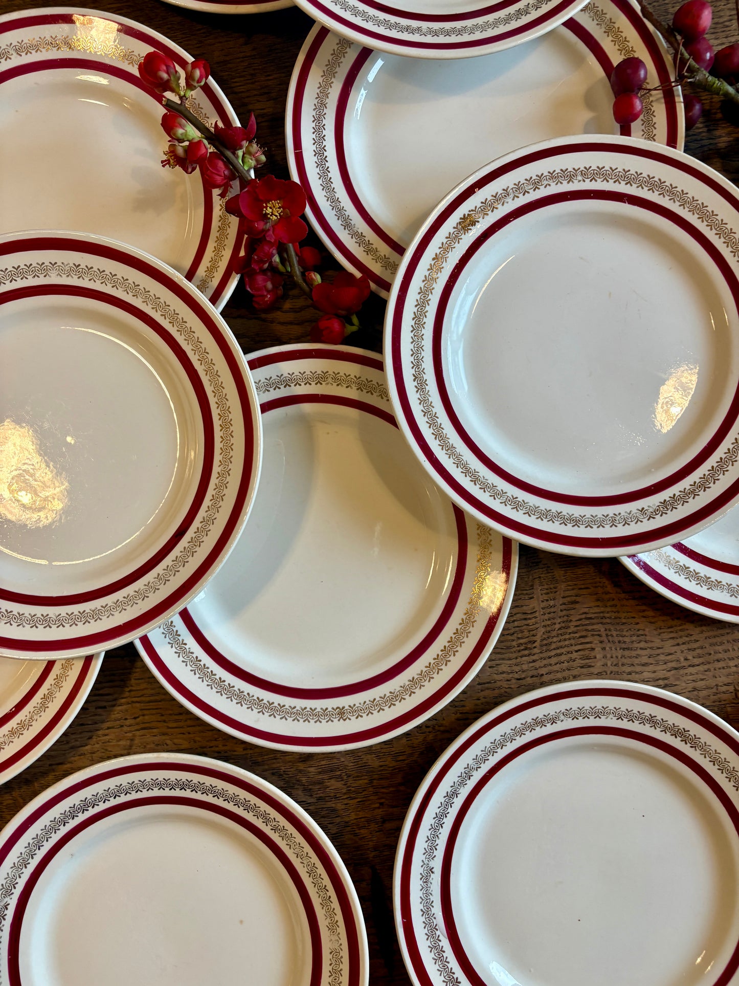 Lot de 12 assiettes plates anciennes Gien rouges et or