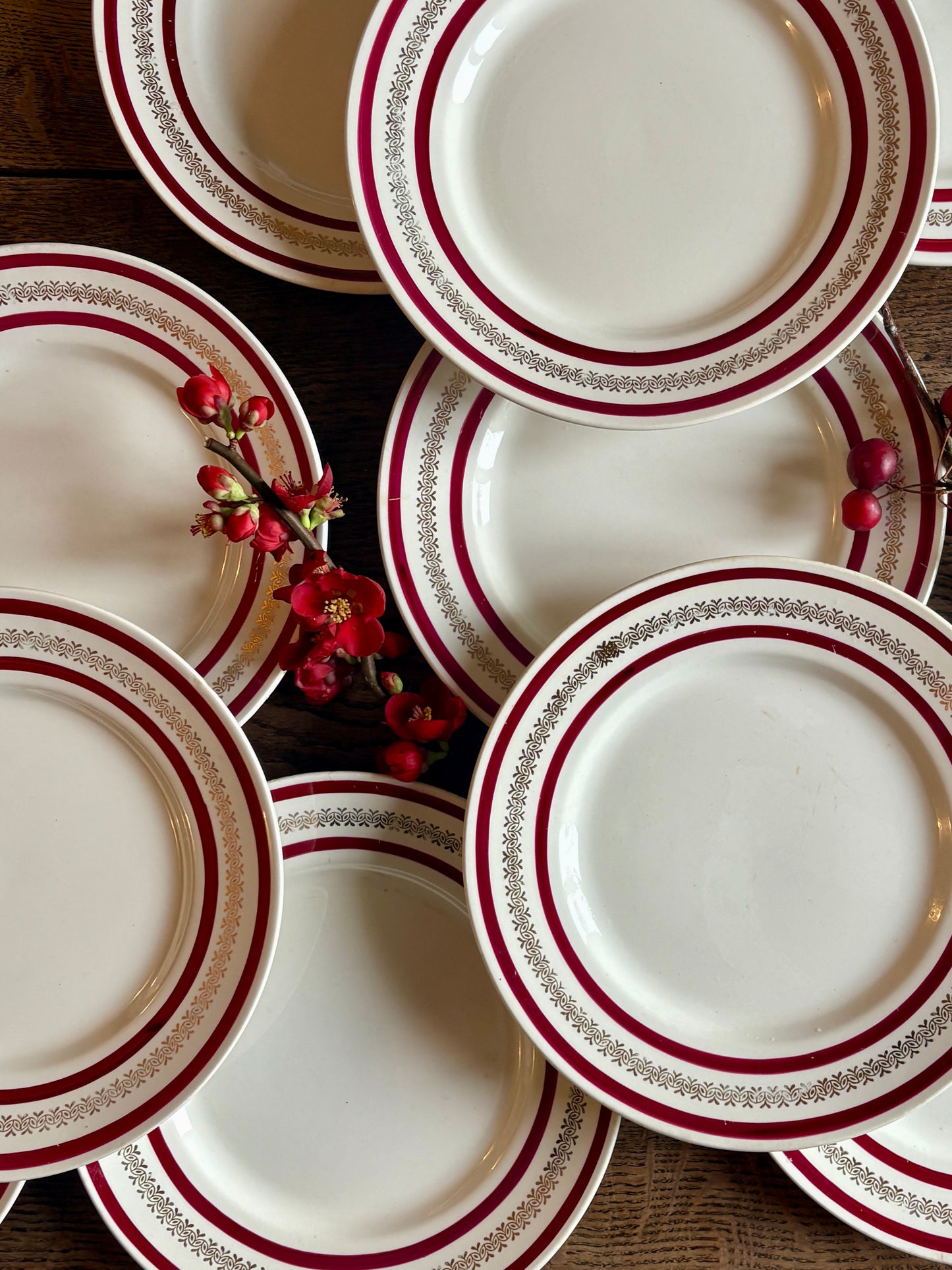 Lot de 12 assiettes plates anciennes Gien rouges et or