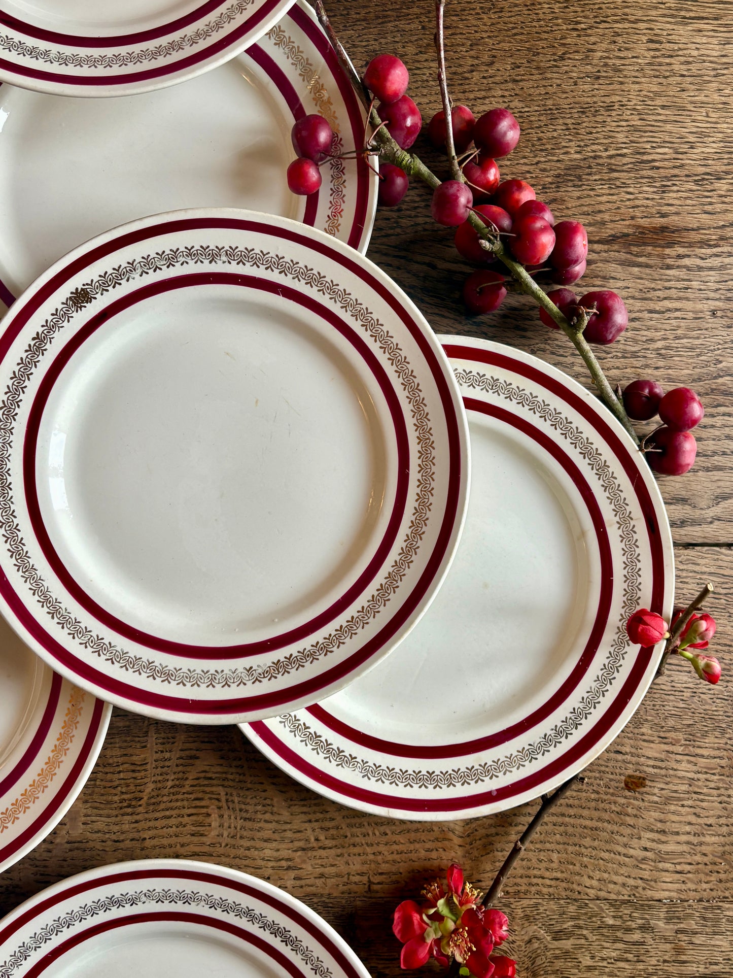 Lot de 12 assiettes plates anciennes Gien rouges et or