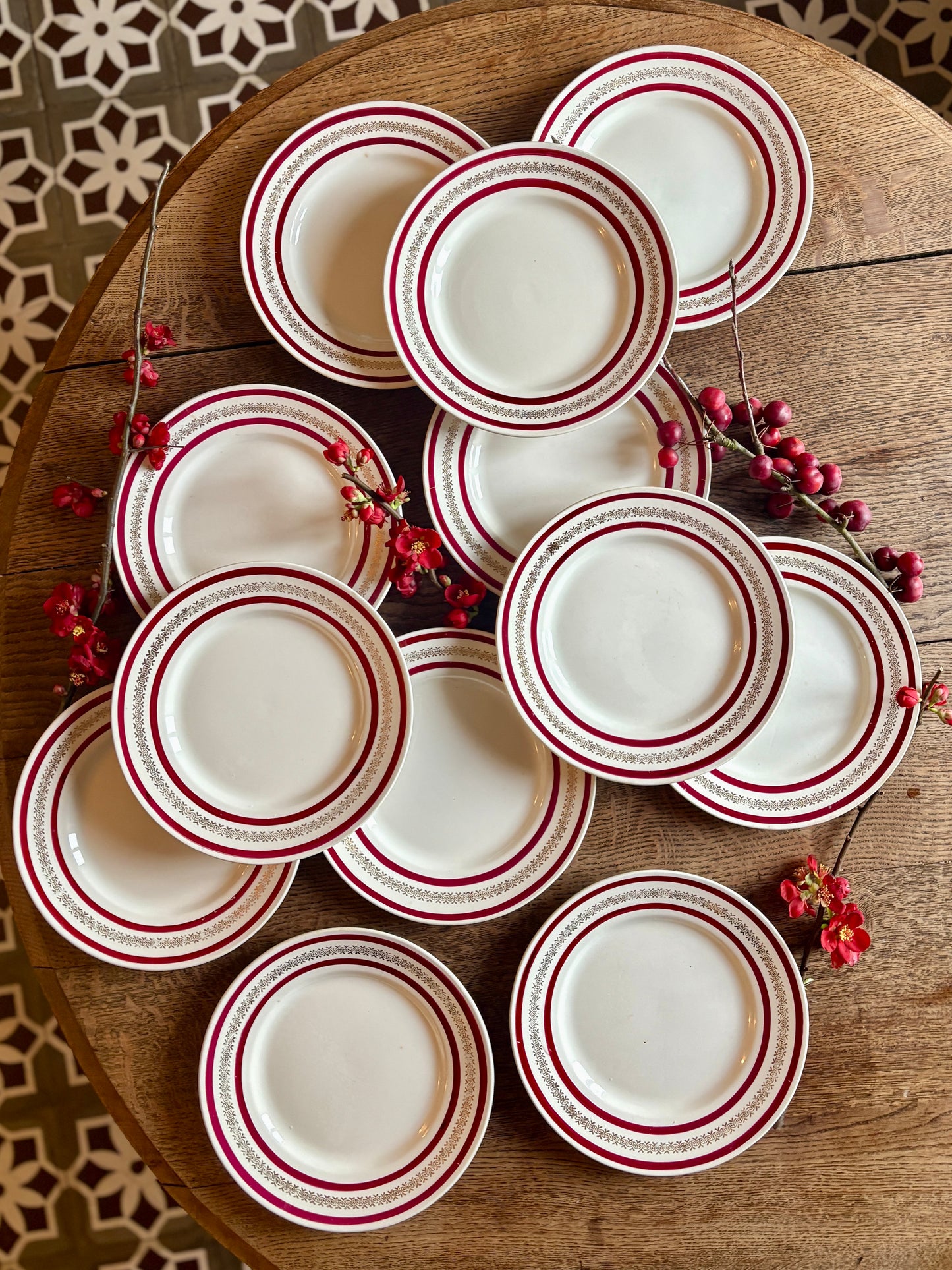 Lot de 12 assiettes plates anciennes Gien rouges et or
