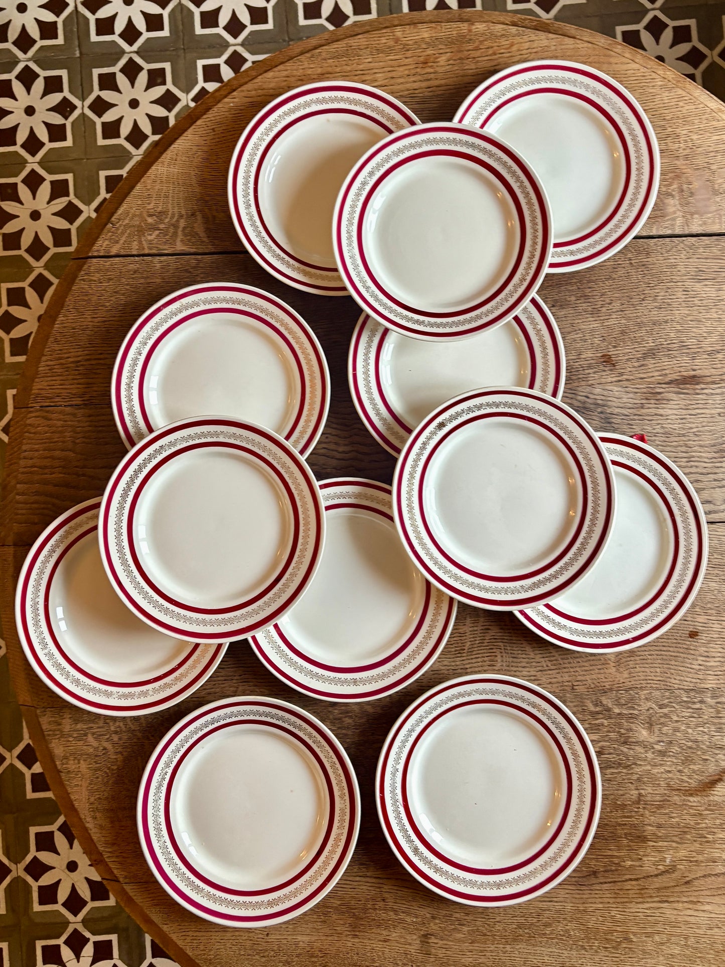 Lot de 12 assiettes plates anciennes Gien rouges et or