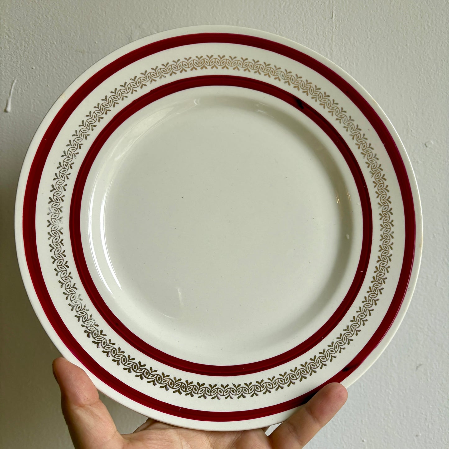 Lot de 12 assiettes plates anciennes Gien rouges et or
