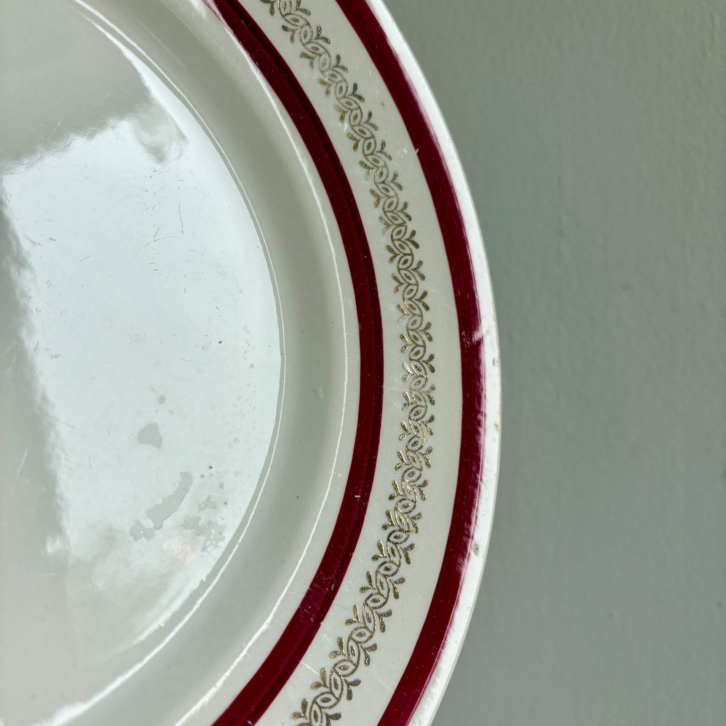 Lot de 12 assiettes plates anciennes Gien rouges et or