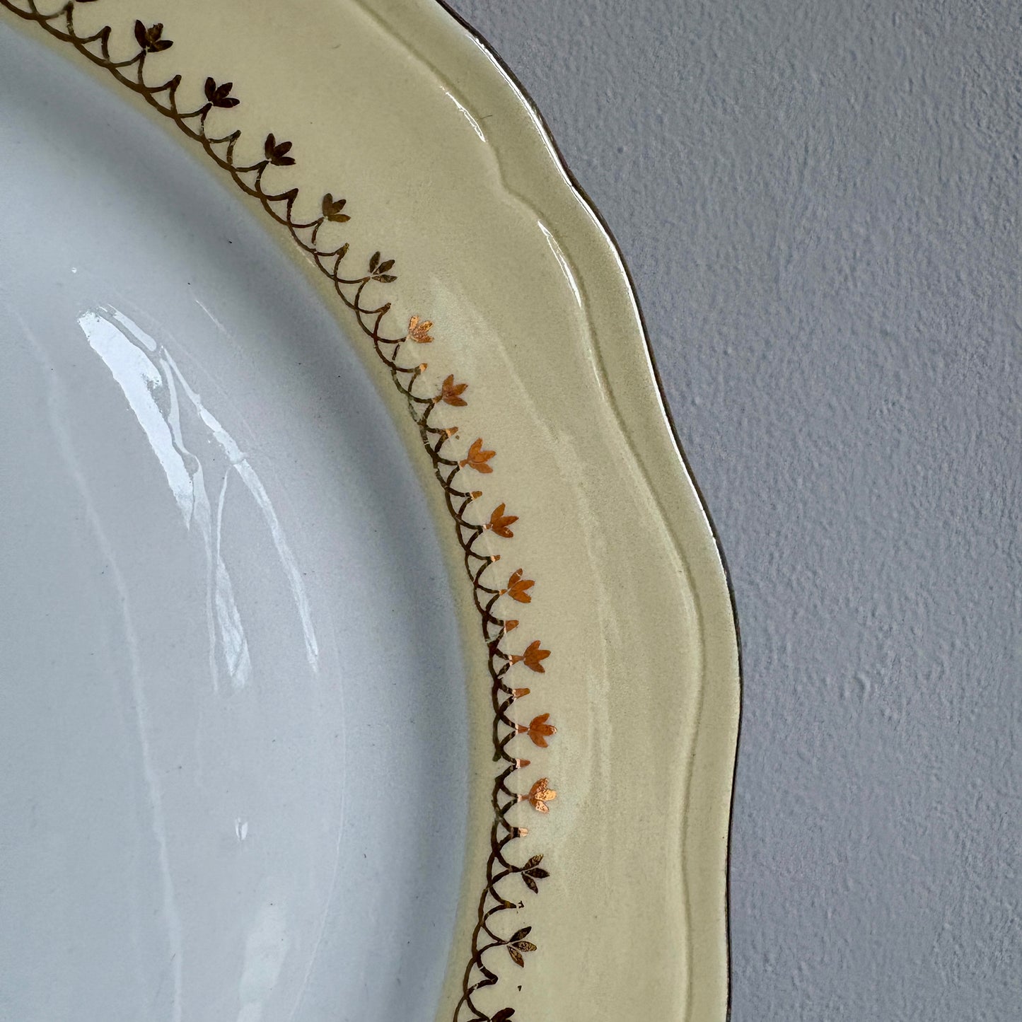 Lot de 6 assiettes plates vintage blanches avec frise jaune et dorée