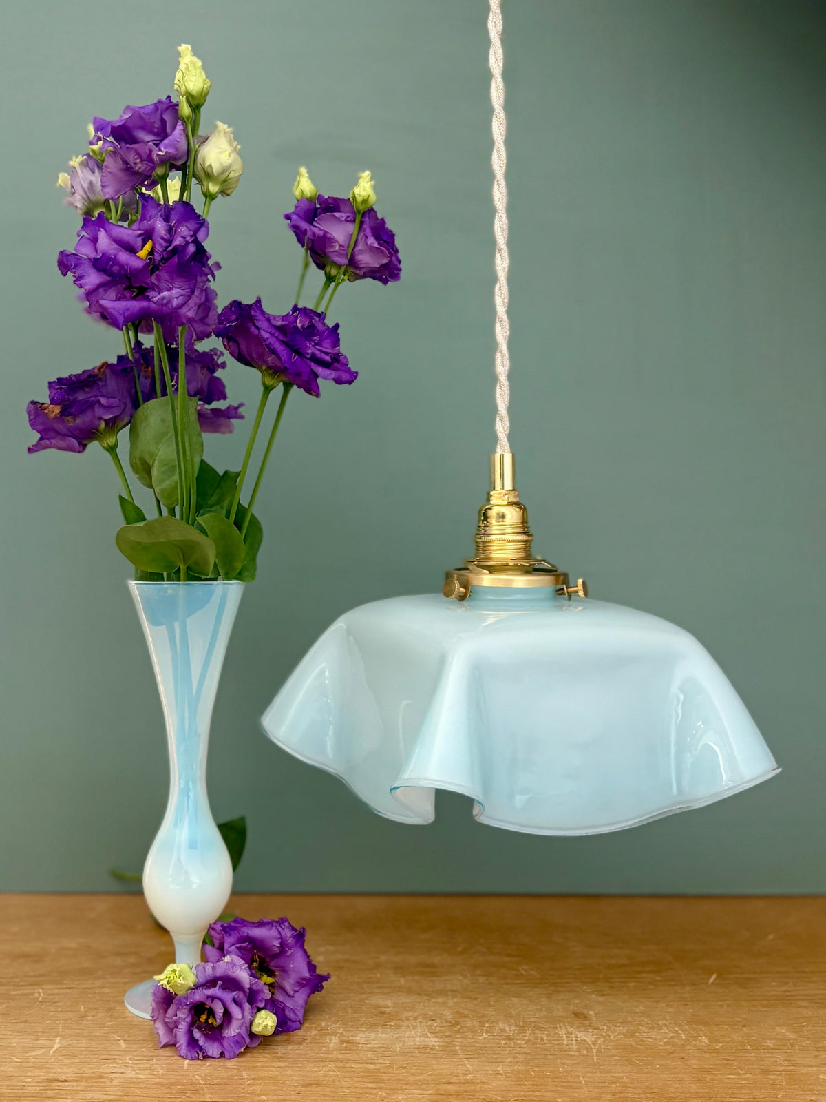 Suspension abat-jour vintage en opaline bleue