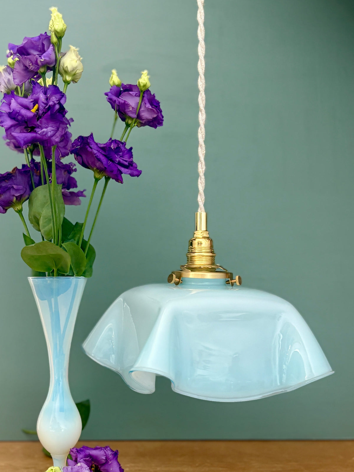 Suspension abat-jour vintage en opaline bleue