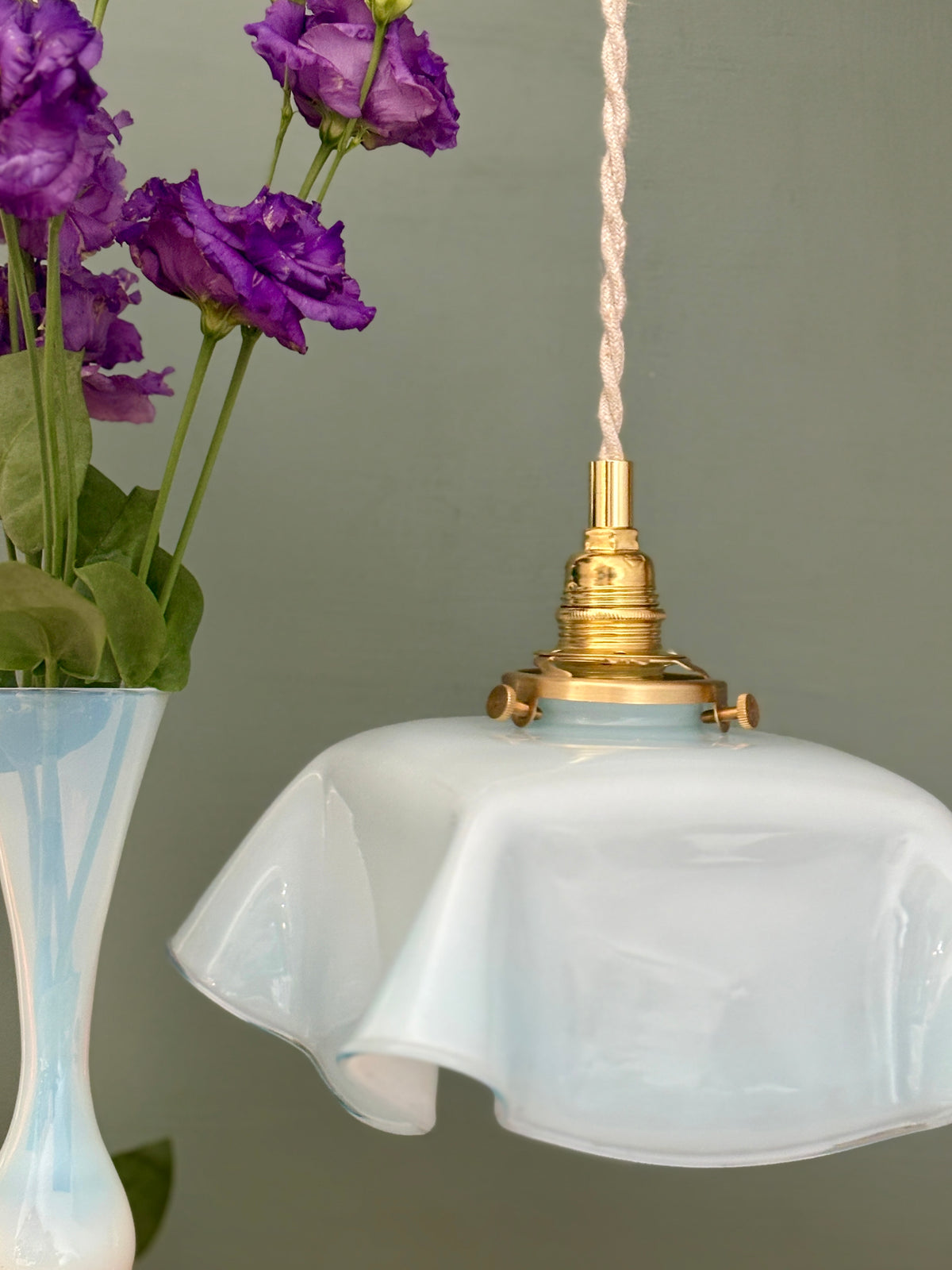 Suspension abat-jour vintage en opaline bleue