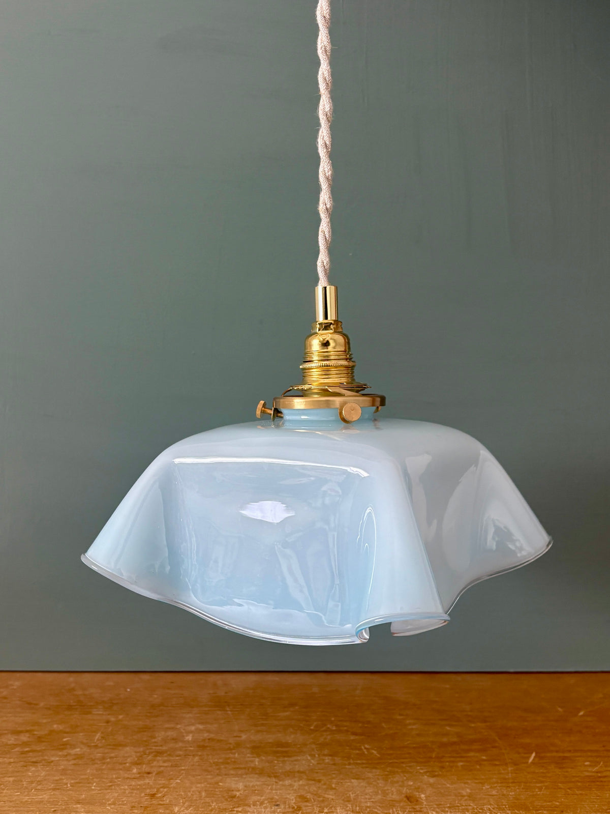 Suspension abat-jour vintage en opaline bleue