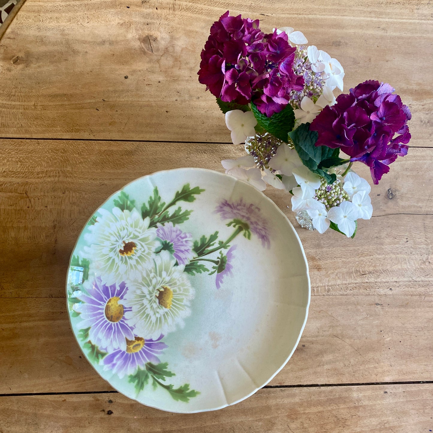 Compotier ou assiette sur pied ancienne en terre de fer - Reines Marguerites de KG Lunéville