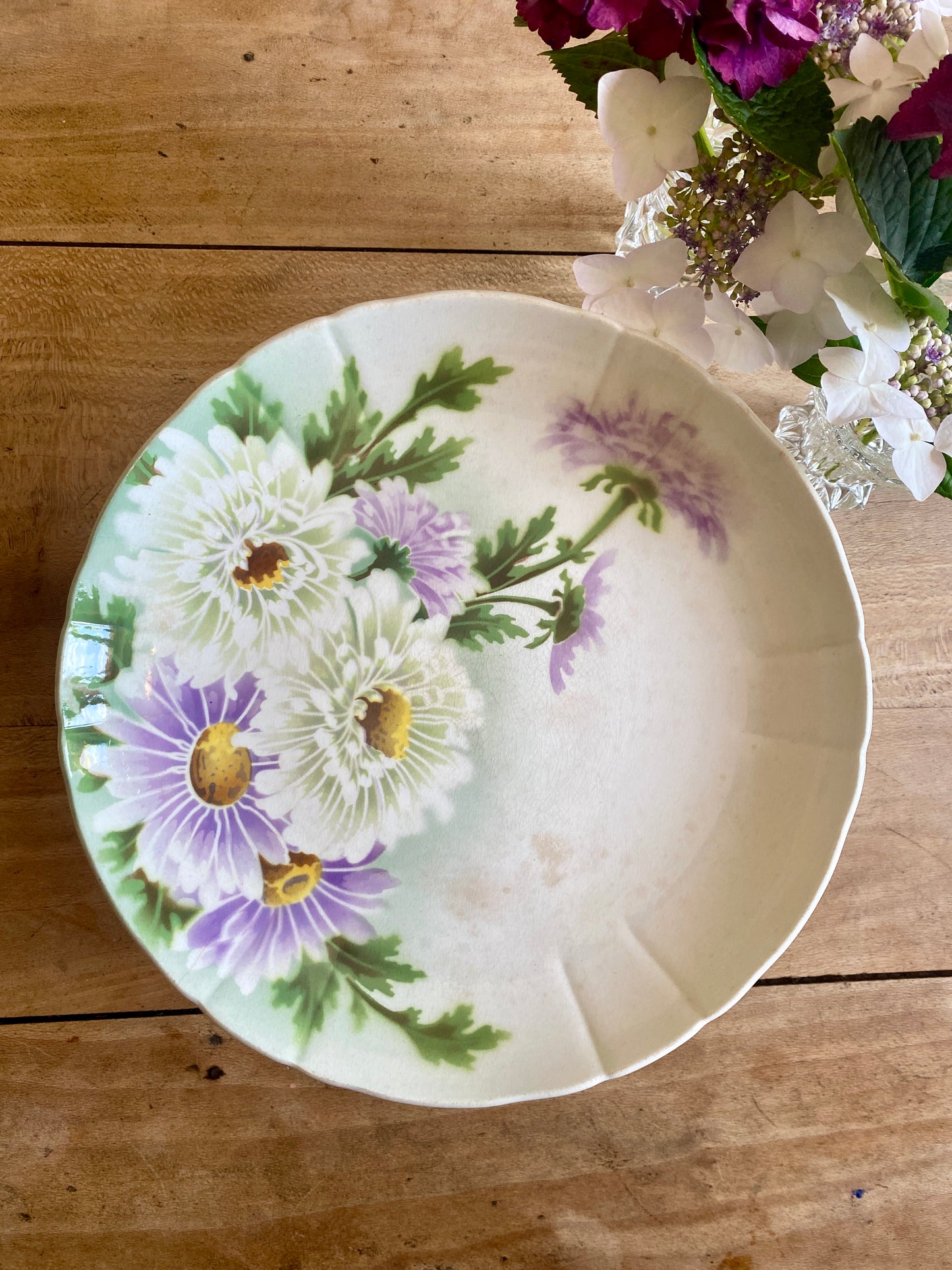 Compotier ou assiette sur pied ancienne en terre de fer - Reines Marguerites de KG Lunéville