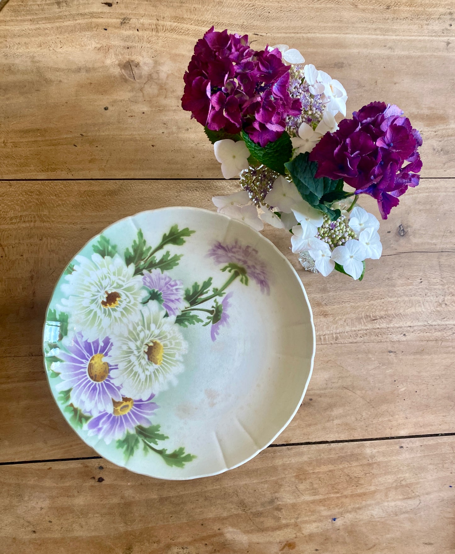 Compotier ou assiette sur pied ancienne en terre de fer - Reines Marguerites de KG Lunéville