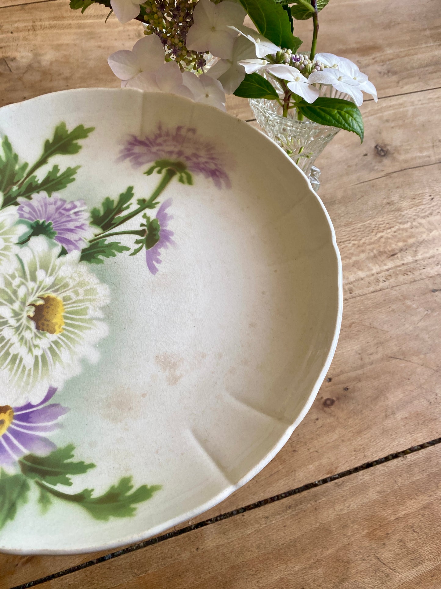 Compotier ou assiette sur pied ancienne en terre de fer - Reines Marguerites de KG Lunéville