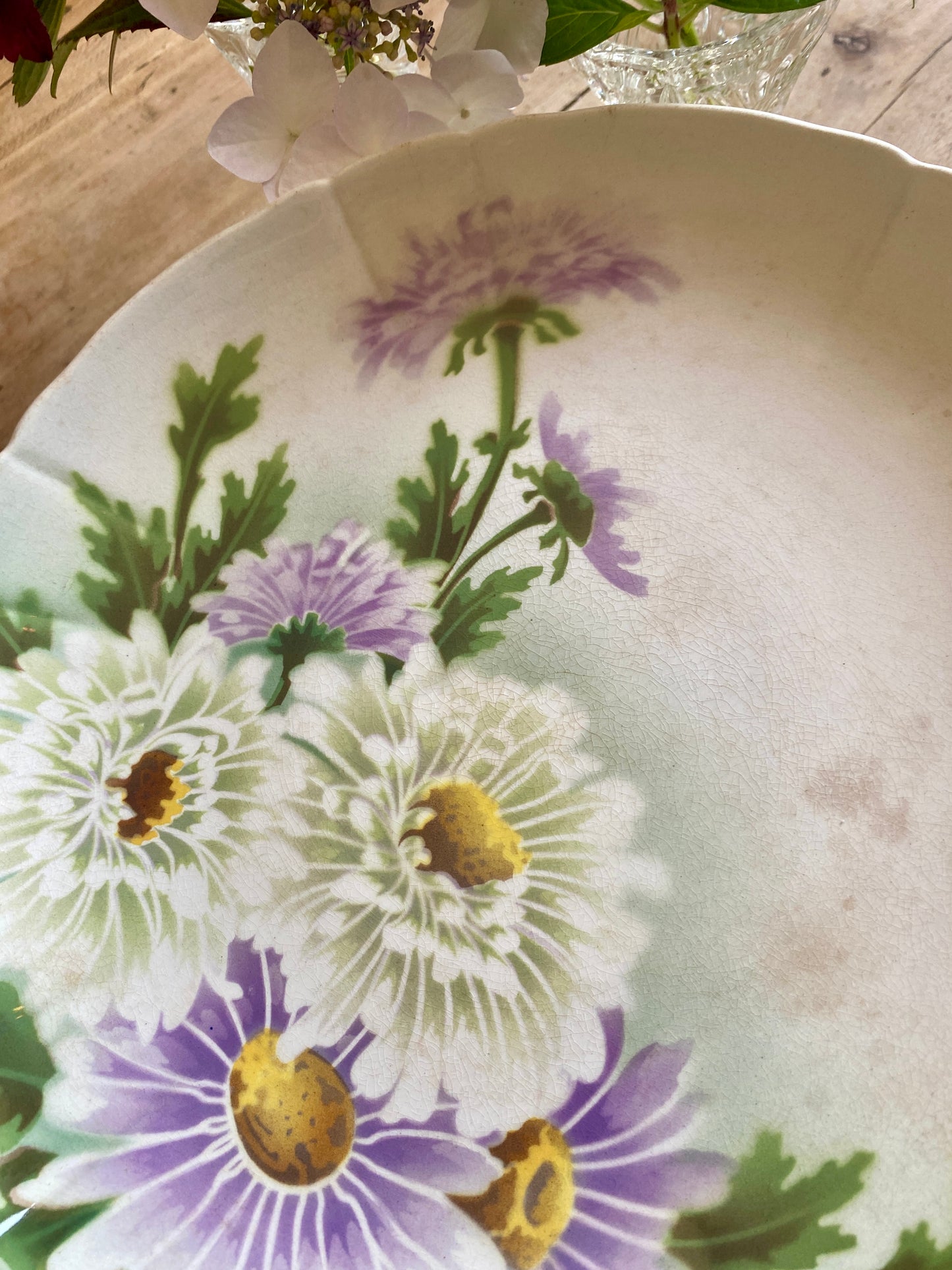 Compotier ou assiette sur pied ancienne en terre de fer - Reines Marguerites de KG Lunéville