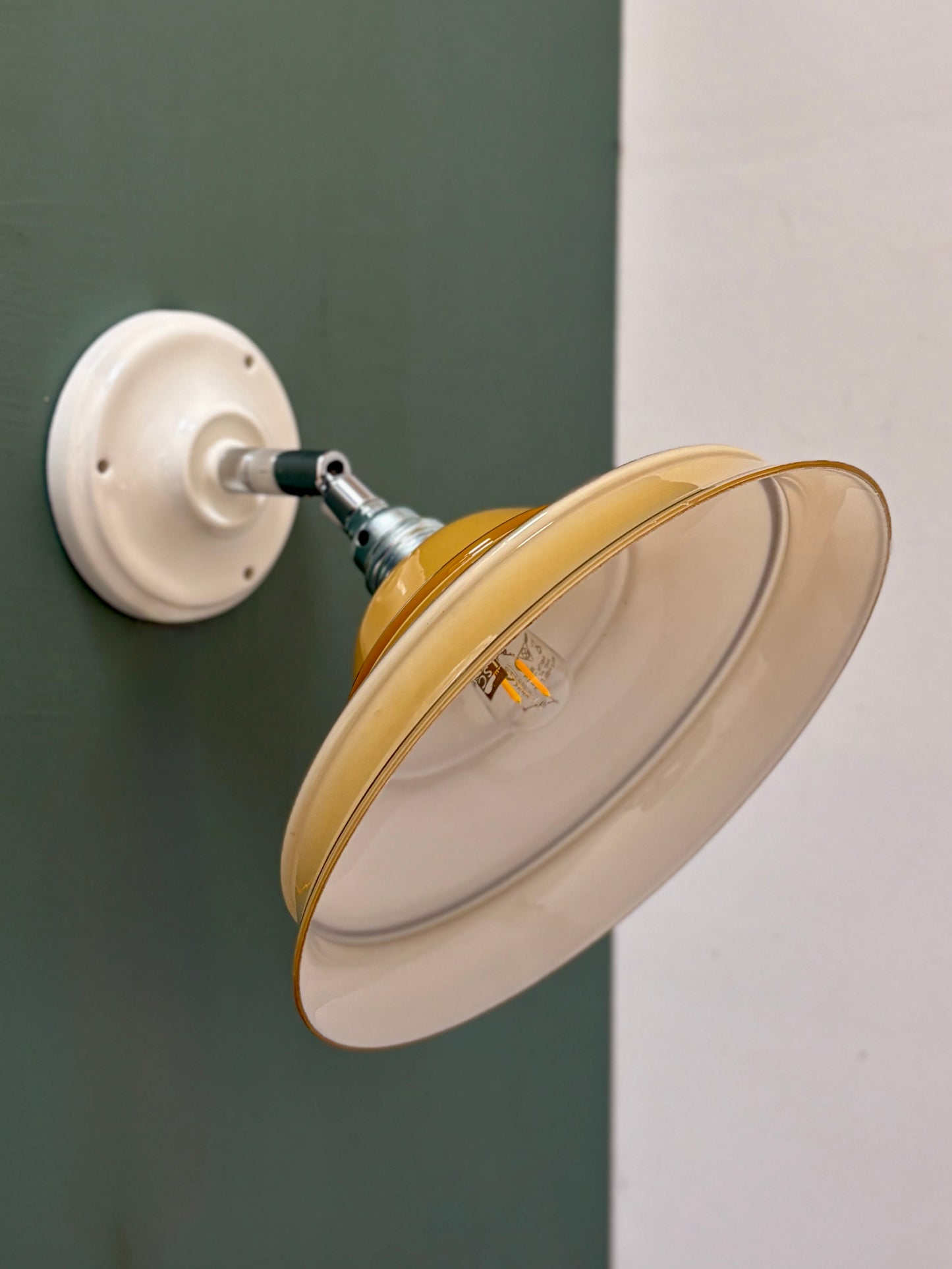 Applique abat-jour vintage en opaline jaune et liserés argent