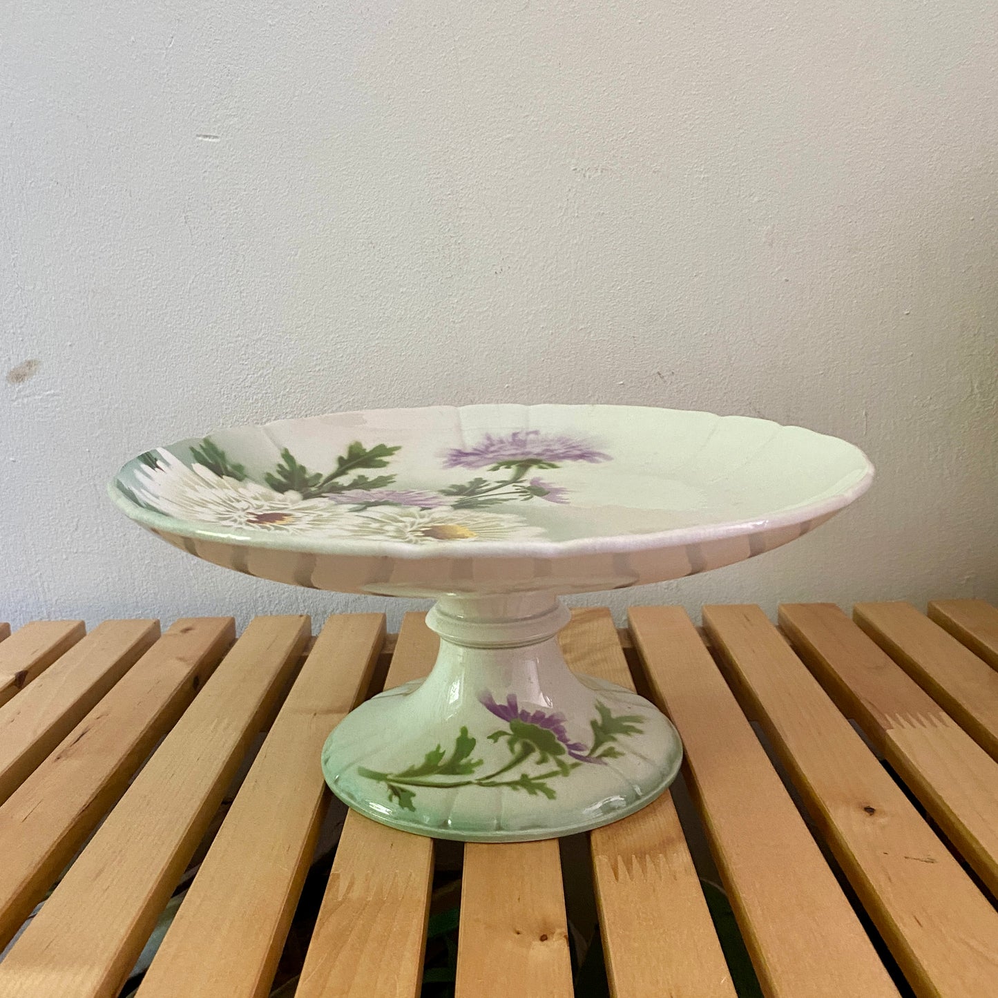 Compotier ou assiette sur pied ancienne en terre de fer - Reines Marguerites de KG Lunéville