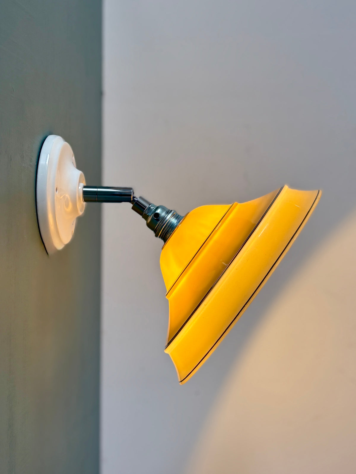 Applique abat-jour vintage en opaline jaune et liserés argent