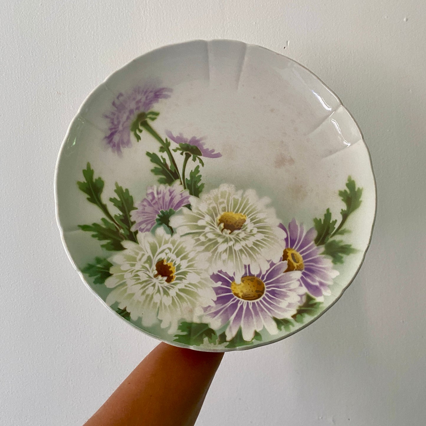 Compotier ou assiette sur pied ancienne en terre de fer - Reines Marguerites de KG Lunéville