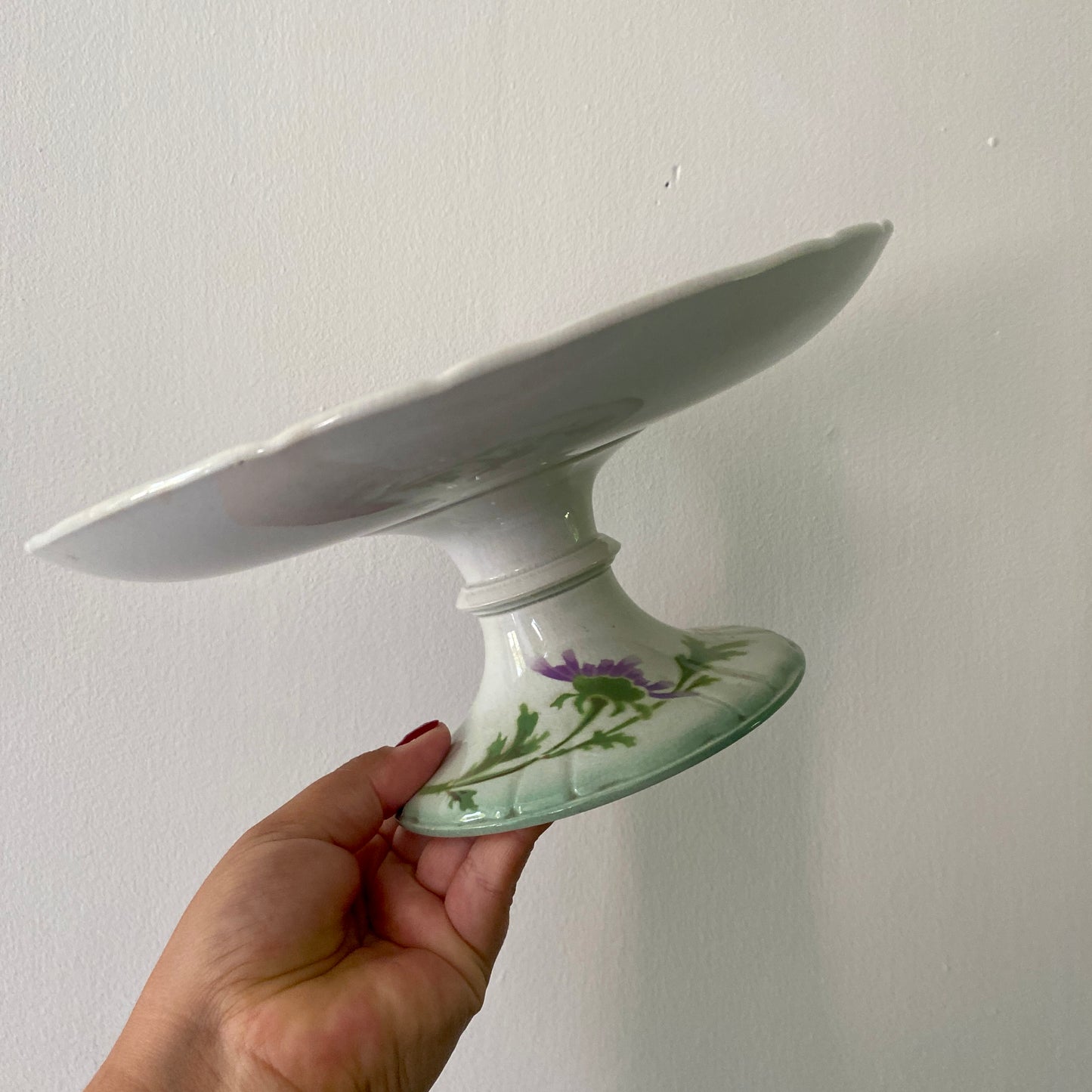 Compotier ou assiette sur pied ancienne en terre de fer - Reines Marguerites de KG Lunéville