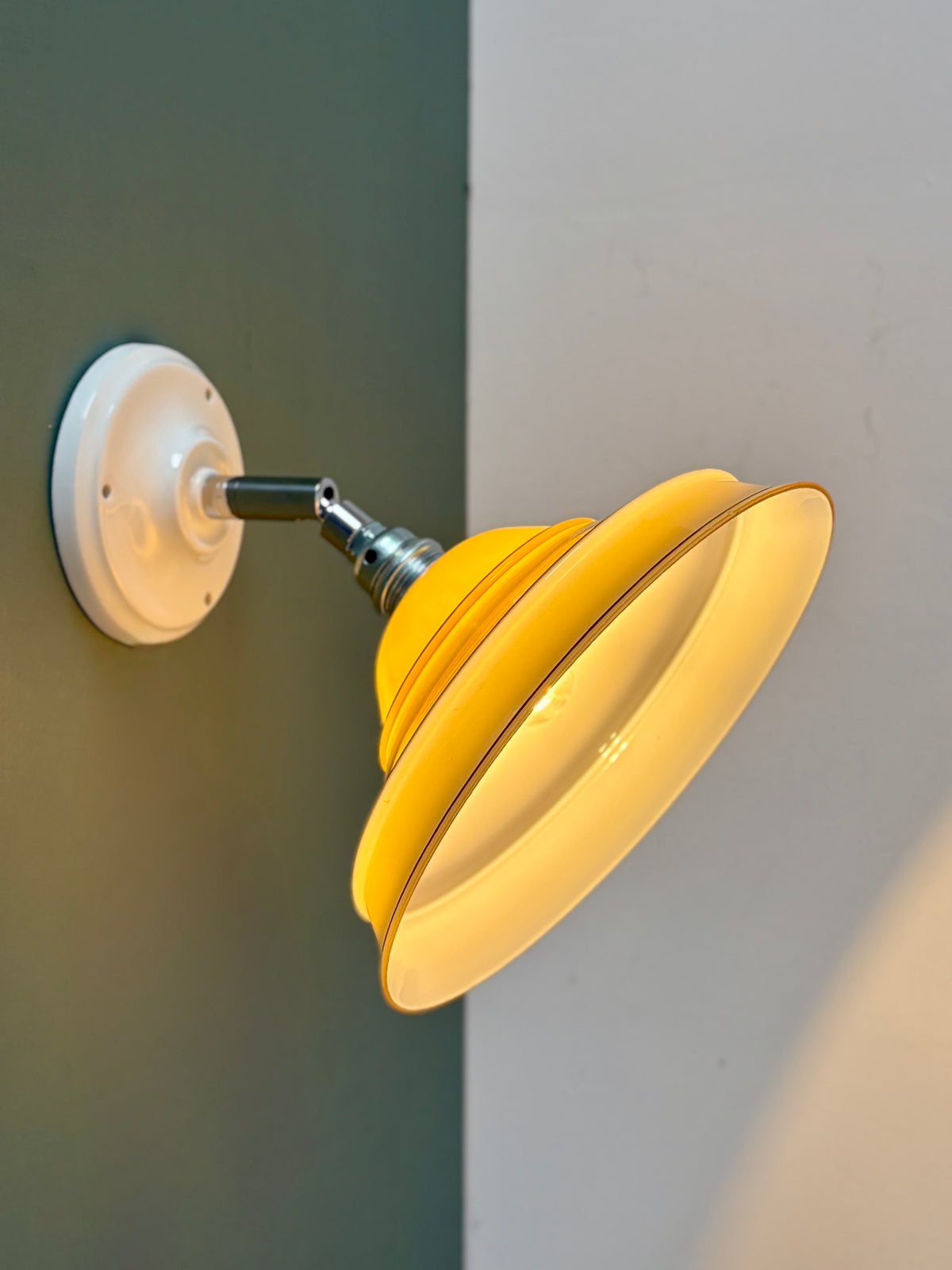 Applique abat-jour vintage en opaline jaune et liserés argent