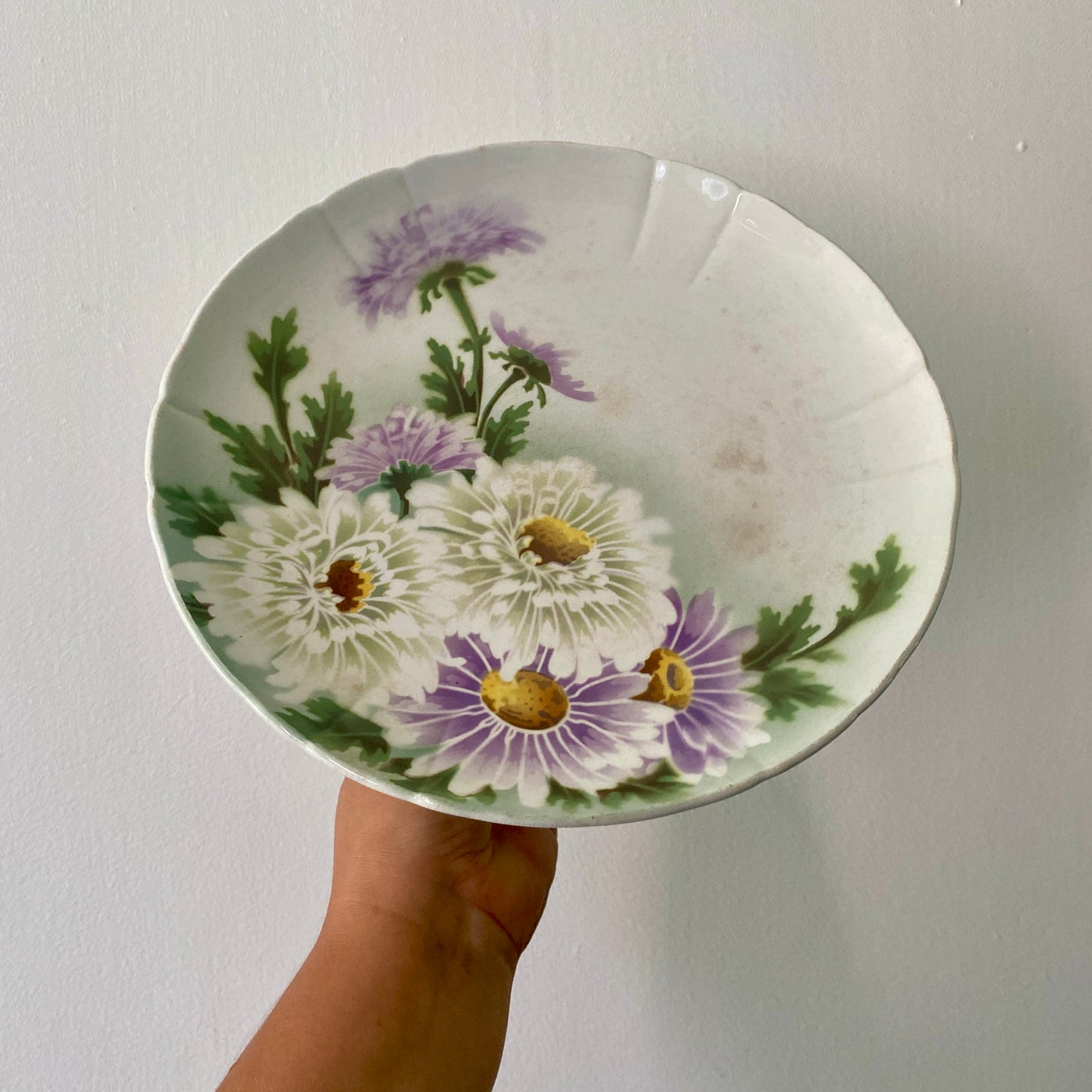 Compotier ou assiette sur pied ancienne en terre de fer - Reines Marguerites de KG Lunéville