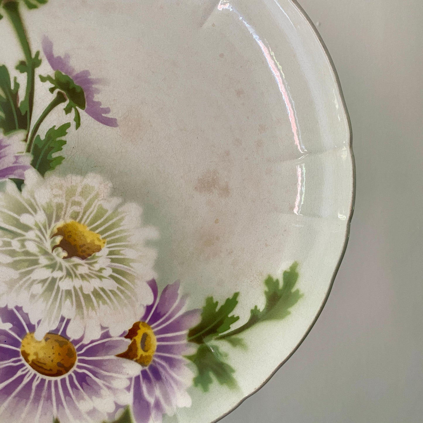 Compotier ou assiette sur pied ancienne en terre de fer - Reines Marguerites de KG Lunéville