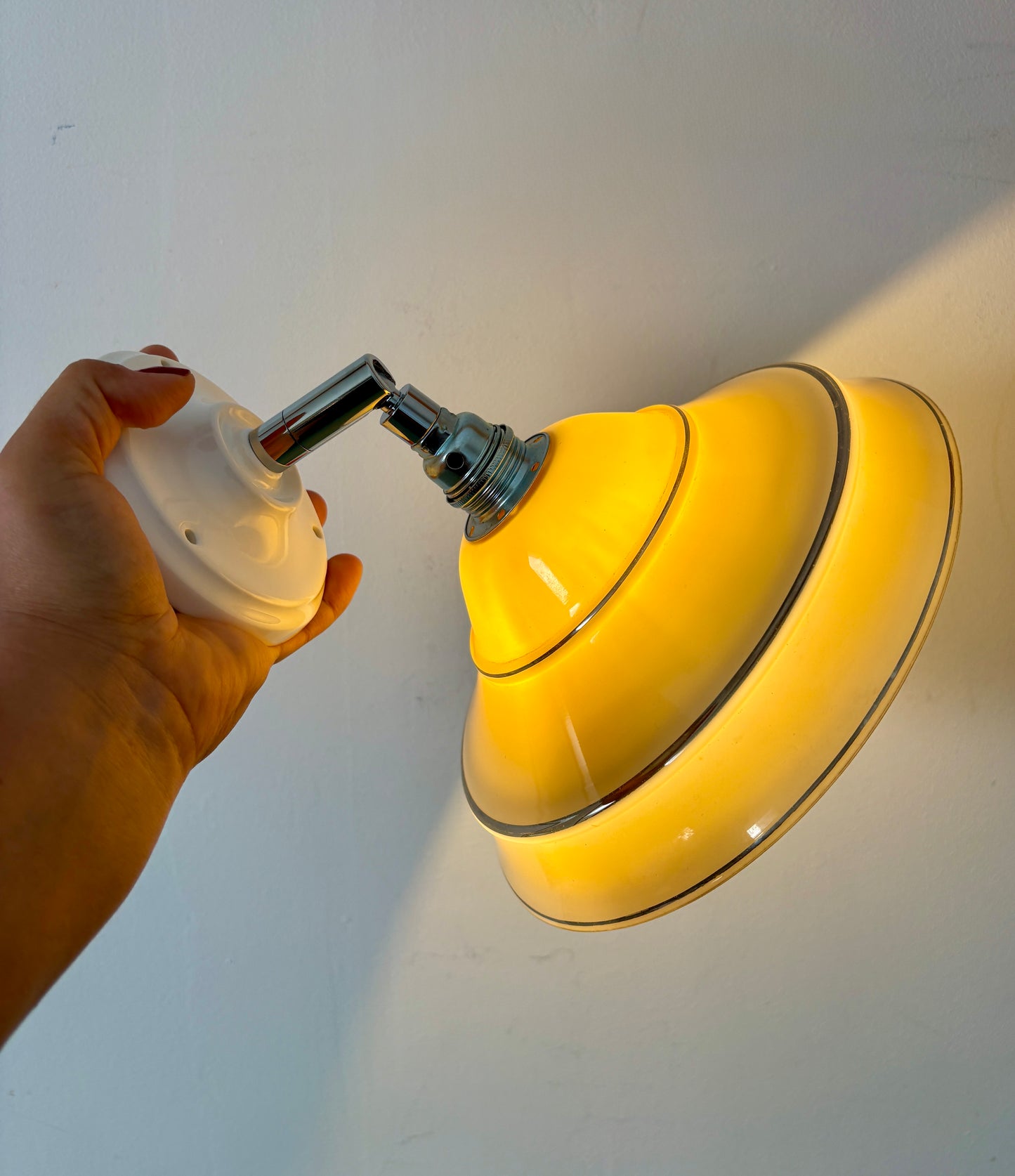 Applique abat-jour vintage en opaline jaune et liserés argent