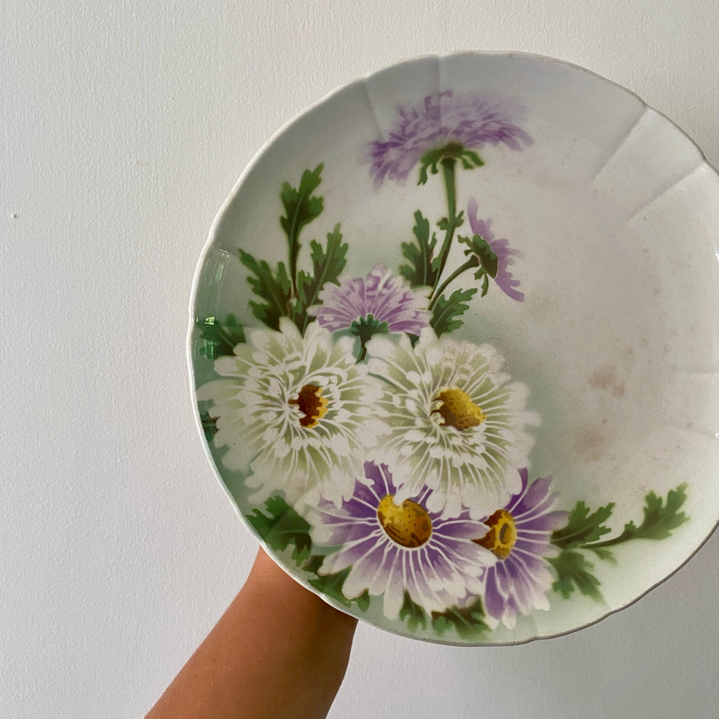 Compotier ou assiette sur pied ancienne en terre de fer - Reines Marguerites de KG Lunéville