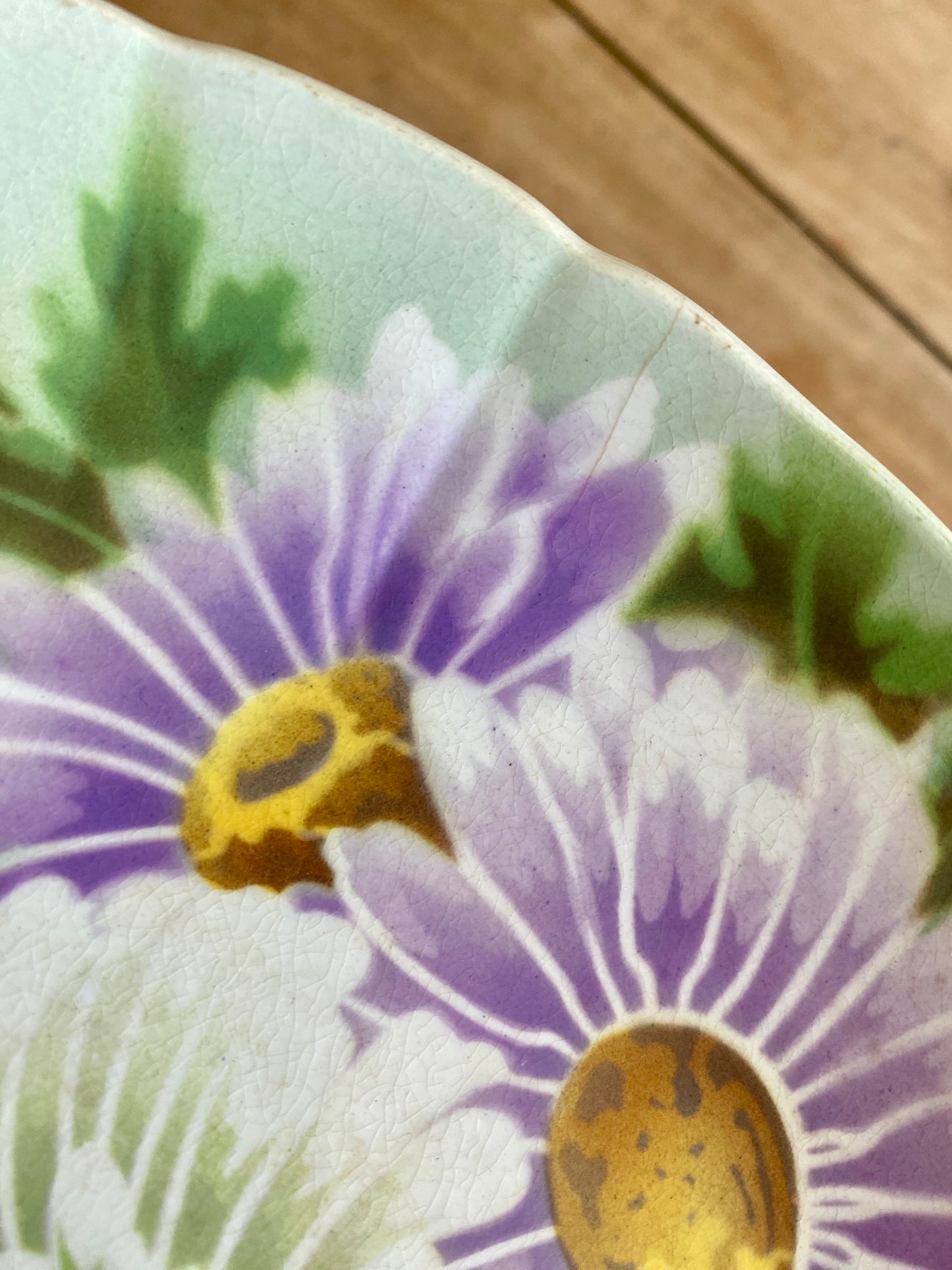 Compotier ou assiette sur pied ancienne en terre de fer - Reines Marguerites de KG Lunéville