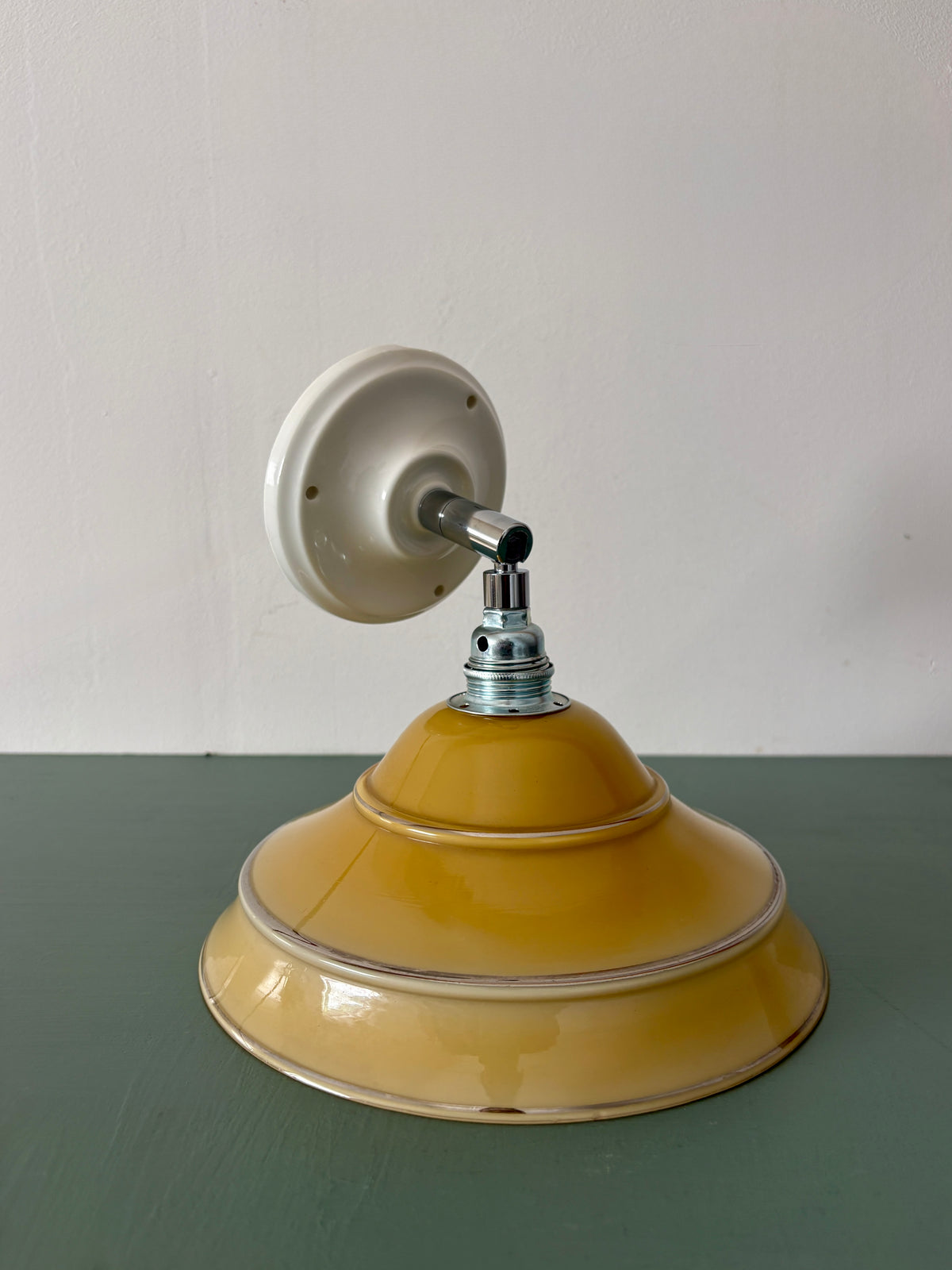 Applique abat-jour vintage en opaline jaune et liserés argent