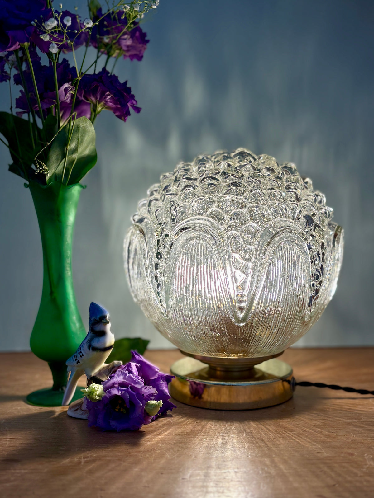 Lampe à poser globe vintage en verre moulé