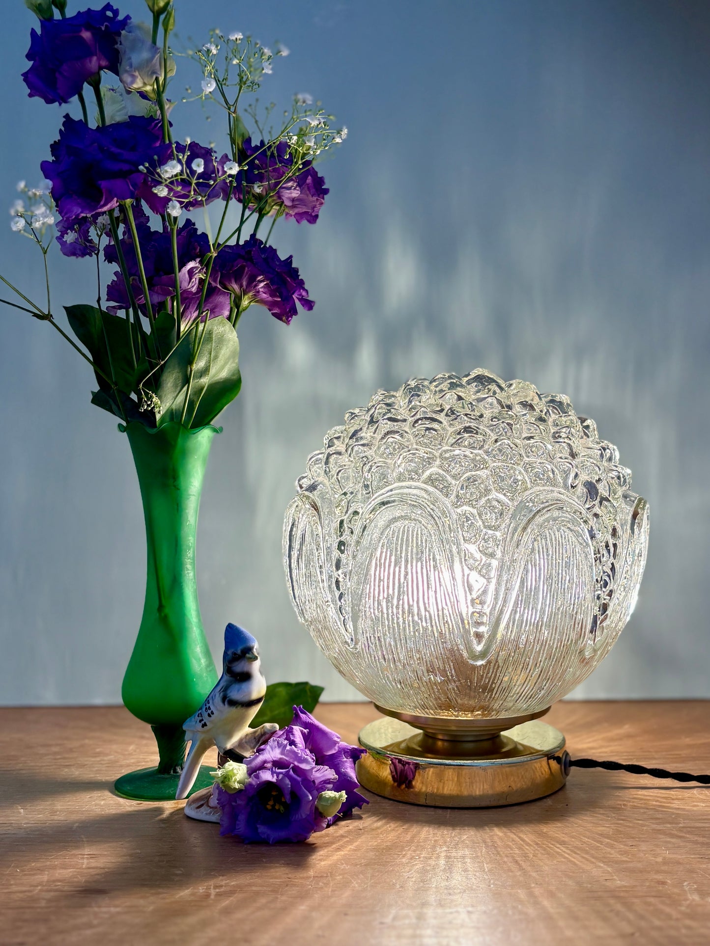 Lampe à poser globe vintage en verre moulé