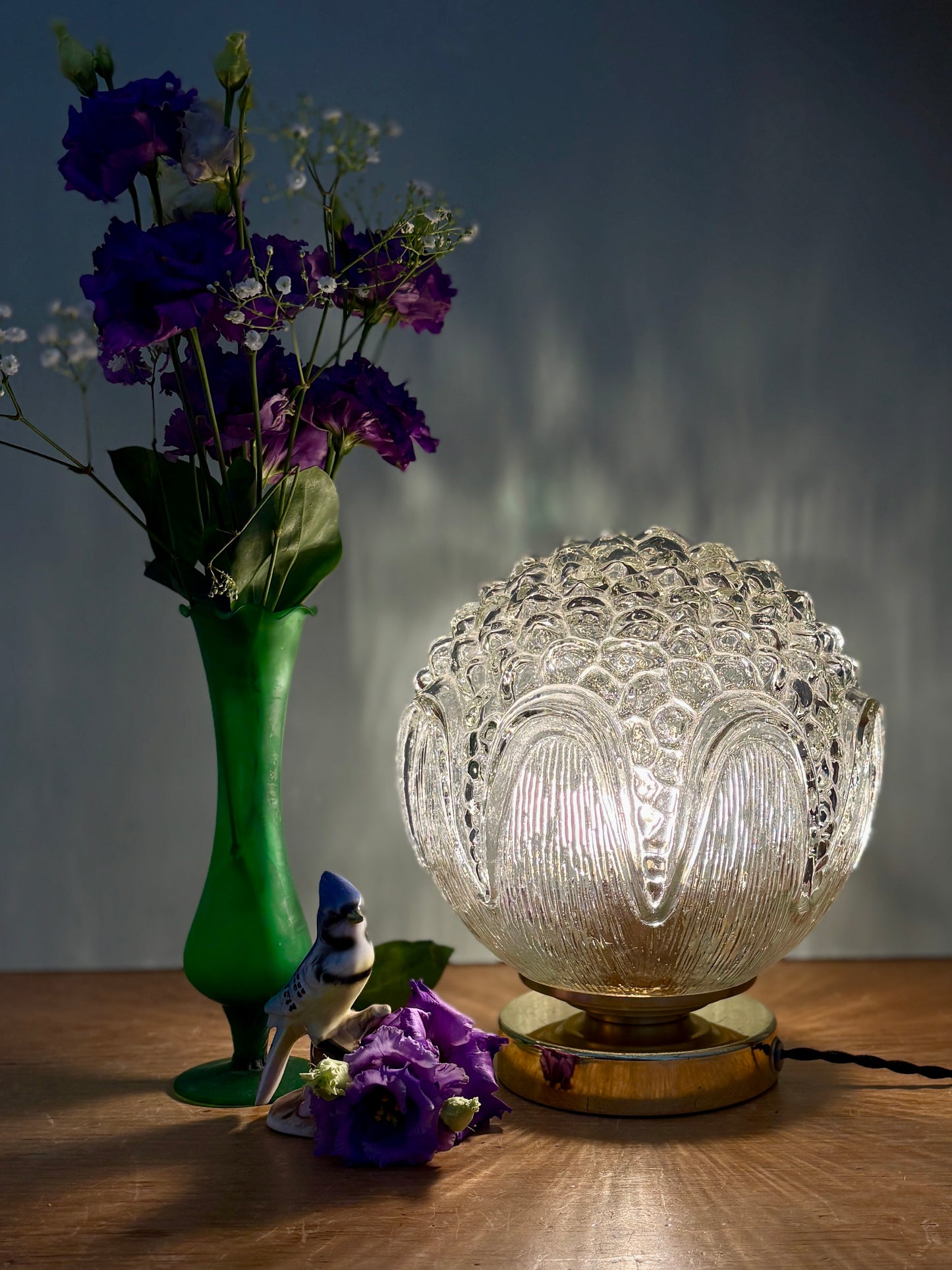 Lampe à poser globe vintage en verre moulé