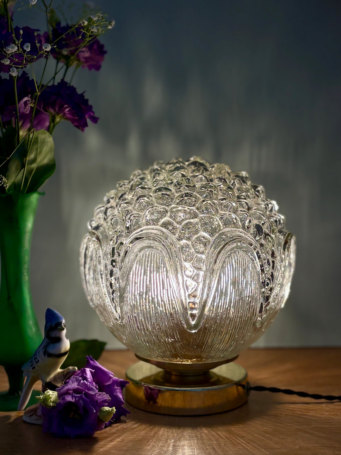Lampe à poser globe vintage en verre moulé