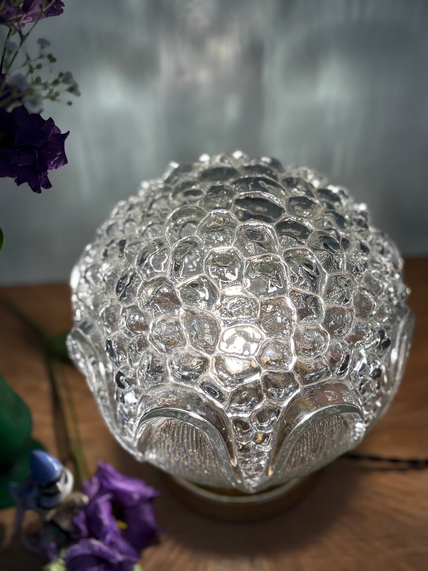 Lampe à poser globe vintage en verre moulé