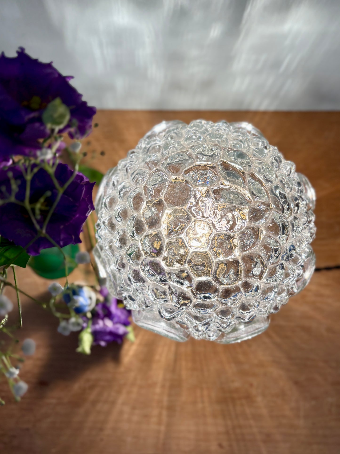 Lampe à poser globe vintage en verre moulé