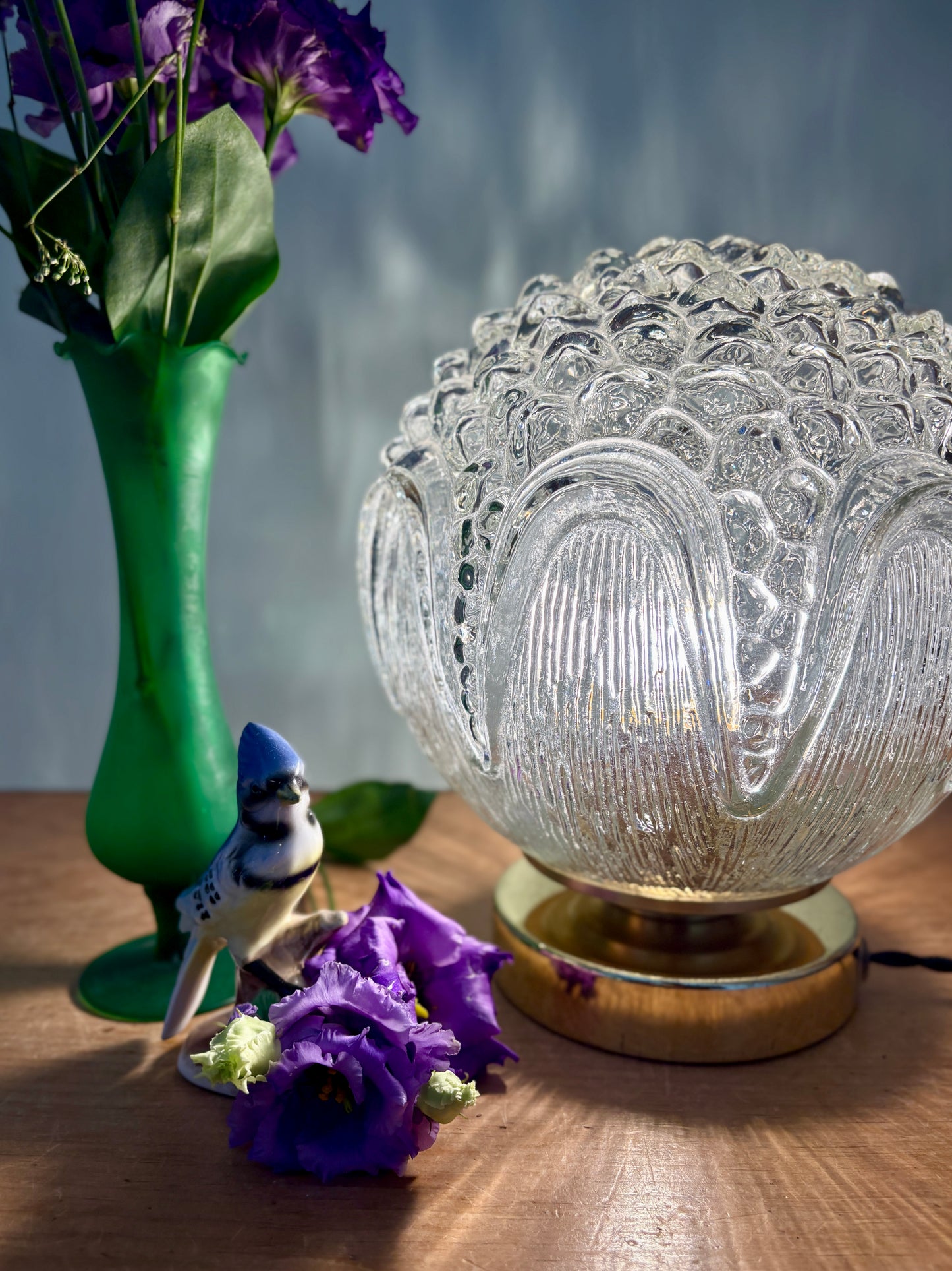 Lampe à poser globe vintage en verre moulé