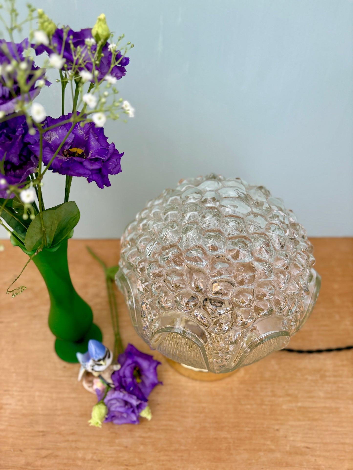 Lampe à poser globe vintage en verre moulé