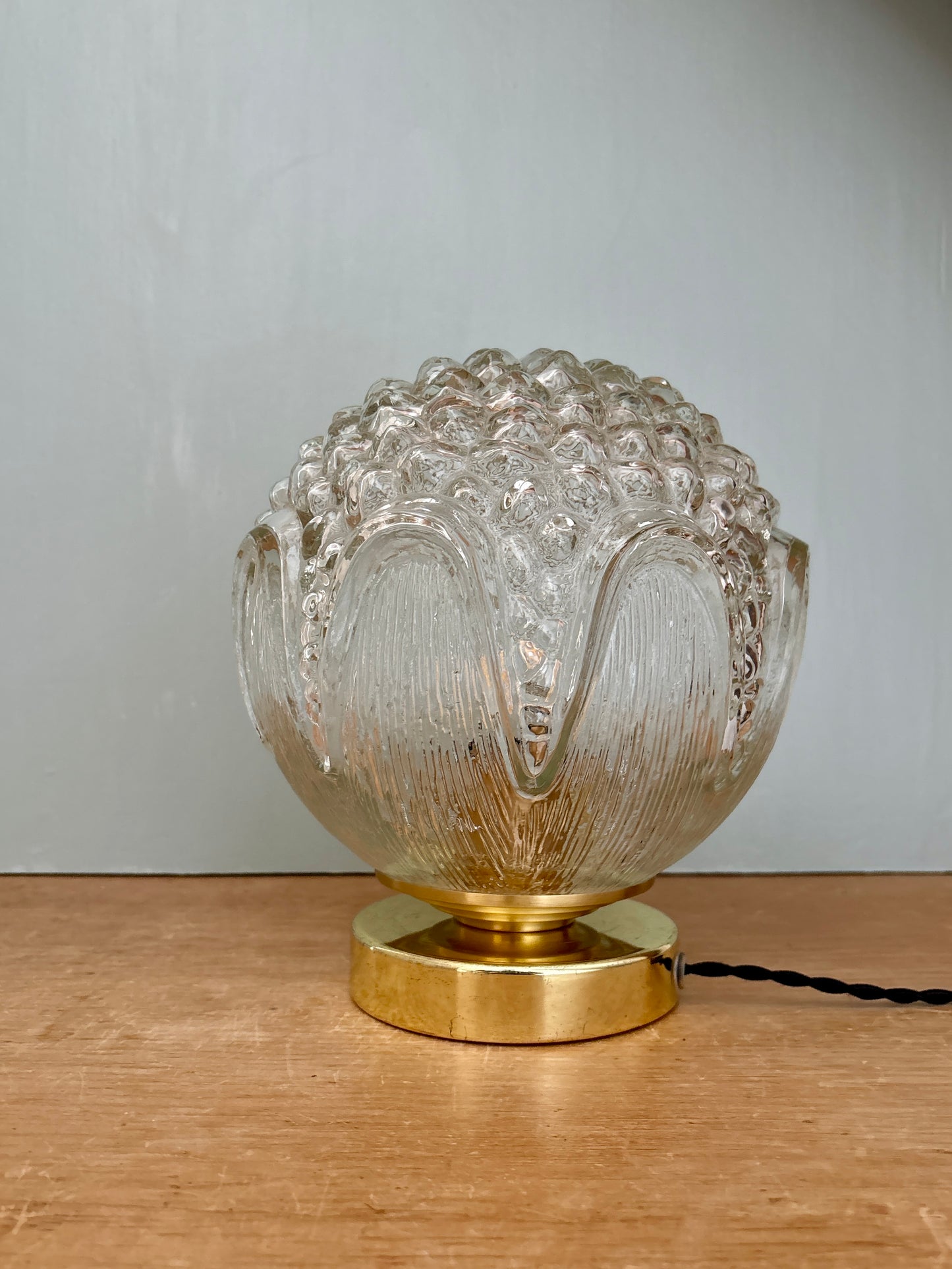 Lampe à poser globe vintage en verre moulé