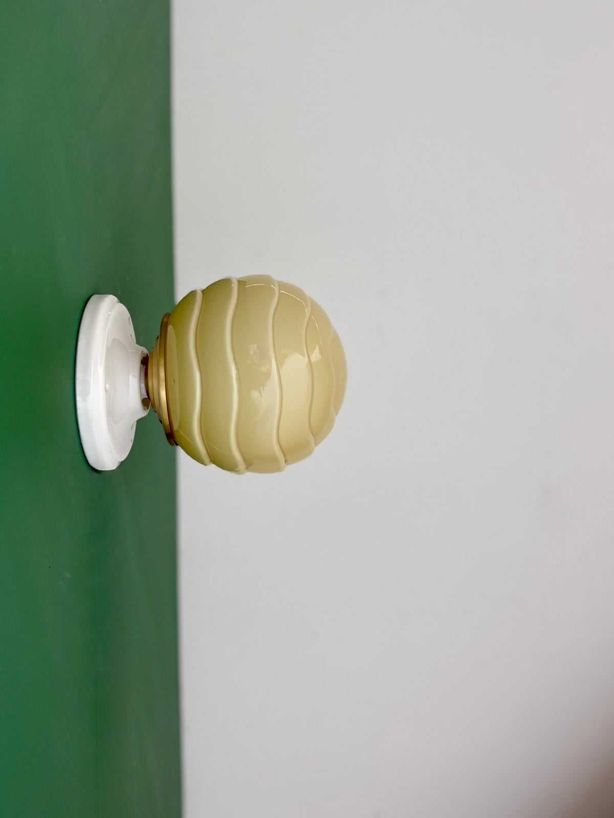 Applique globe vintage art déco en opaline jaune pâle