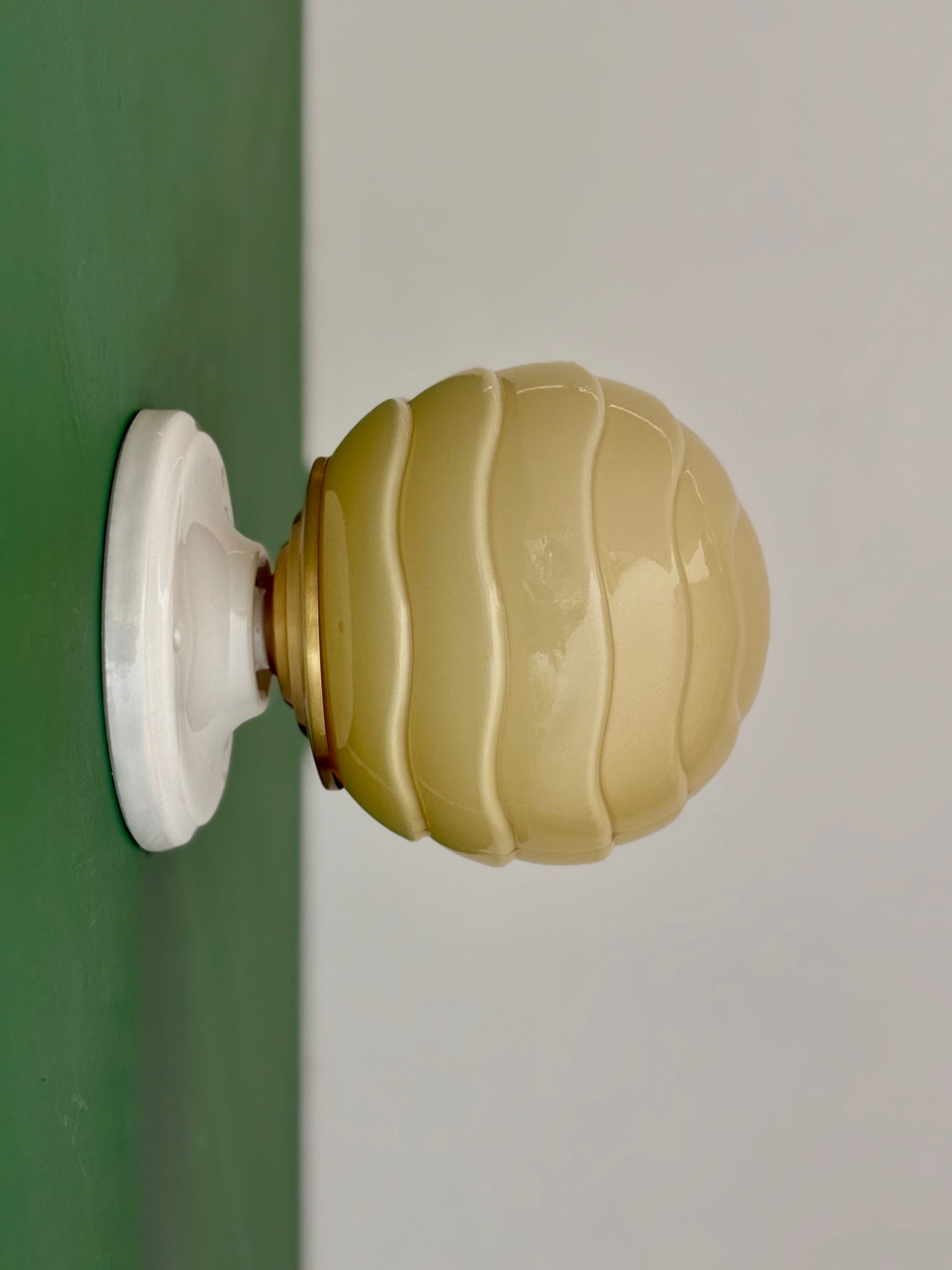 Applique globe vintage art déco en opaline jaune pâle