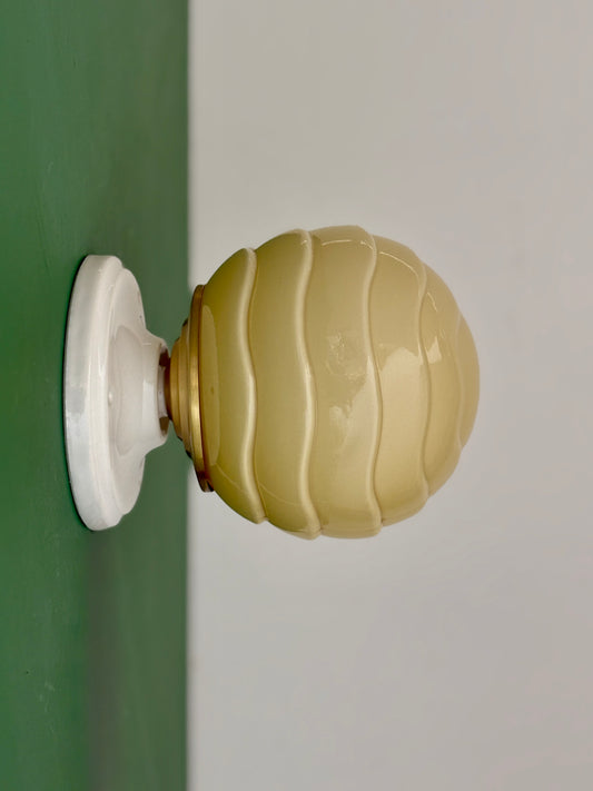 Applique globe vintage art déco en opaline jaune pâle
