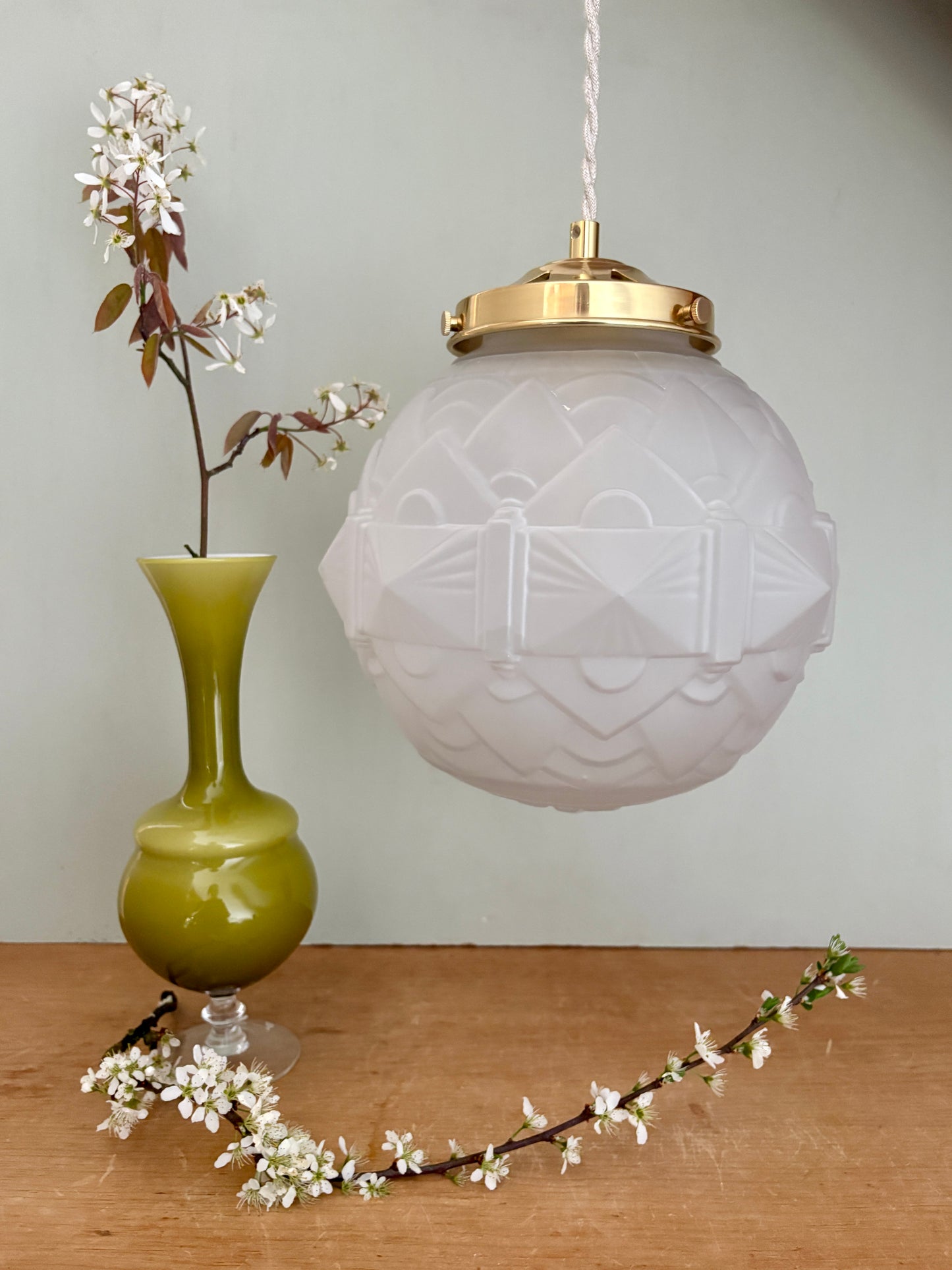 Suspension globe vintage art déco en verre dépoli